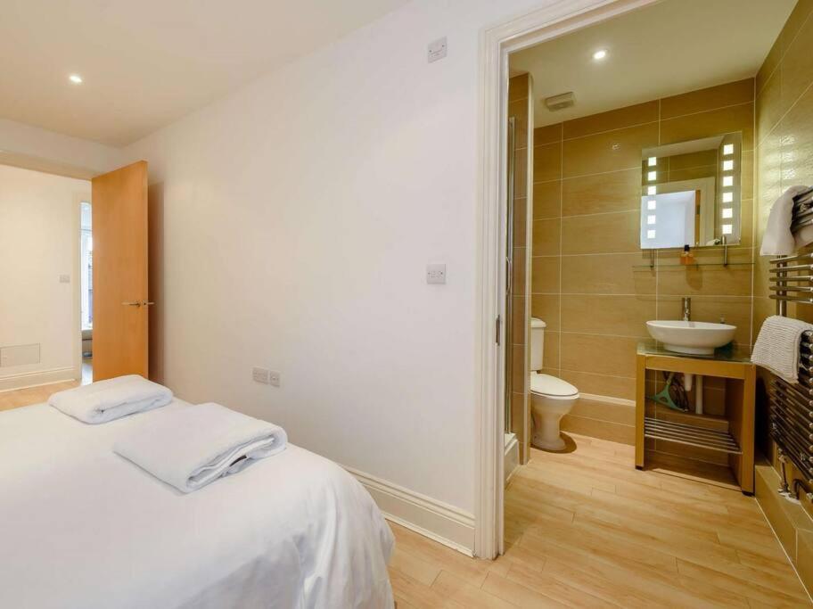 The Beautifully Flat 3 The Cobourg Sat To Sat Only In School Summer Holidays Apartment *