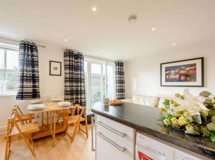 The Beautifully Flat 3 The Cobourg Sat To Sat Only In School Summer Holidays Apartment