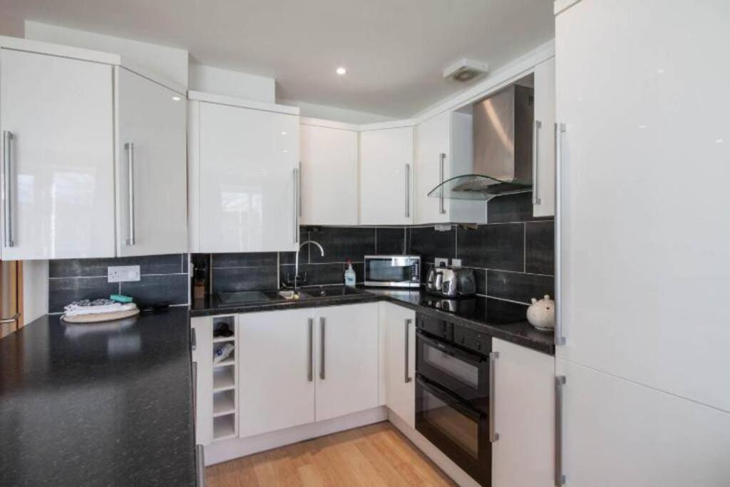 The Beautifully Flat 3 The Cobourg Sat To Sat Only In School Summer Holidays *
