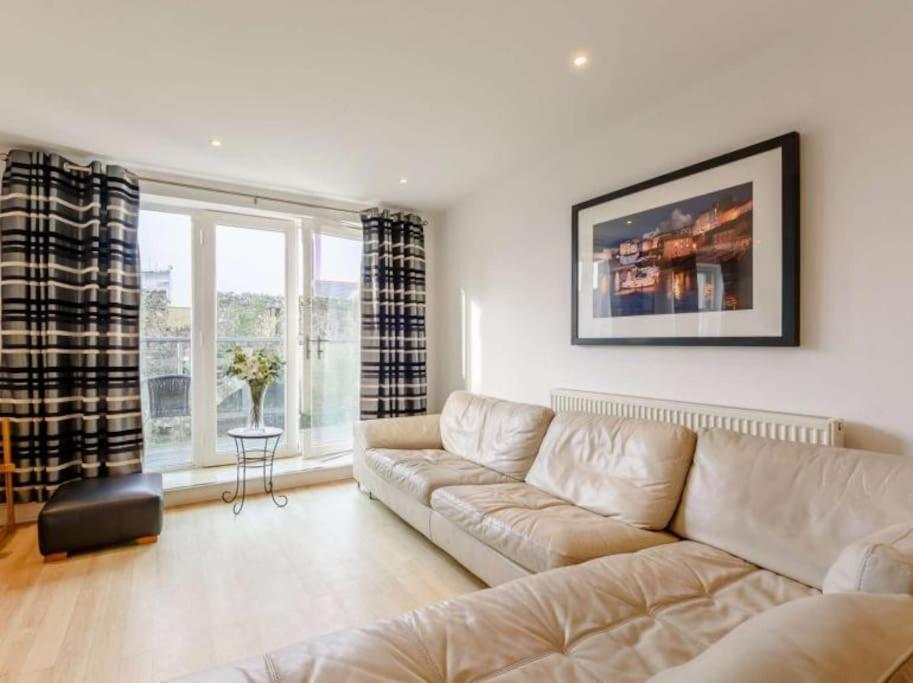 The Beautifully Flat 3 The Cobourg Sat To Sat Only In School Summer Holidays Tenby