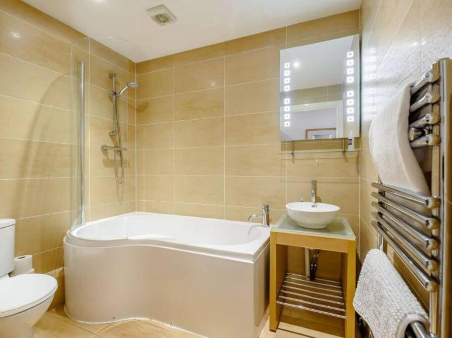 The Beautifully Flat 3 The Cobourg Sat To Sat Only In School Summer Holidays Apartment