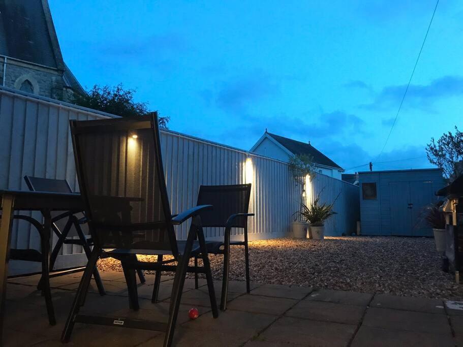 Apartment Flat 1 Flint House - 2 Bedroom - Garden - Parking - Dog Friendly Tenby