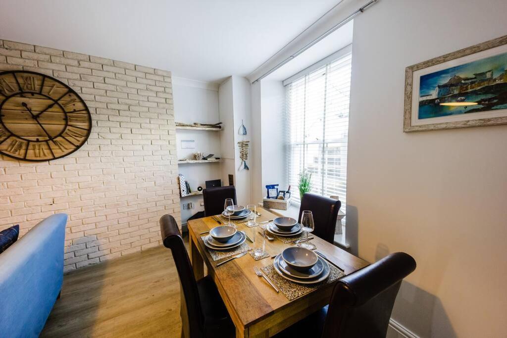 Flat 1 Flint House - 2 Bedroom - Garden - Parking - Dog Friendly * Tenby