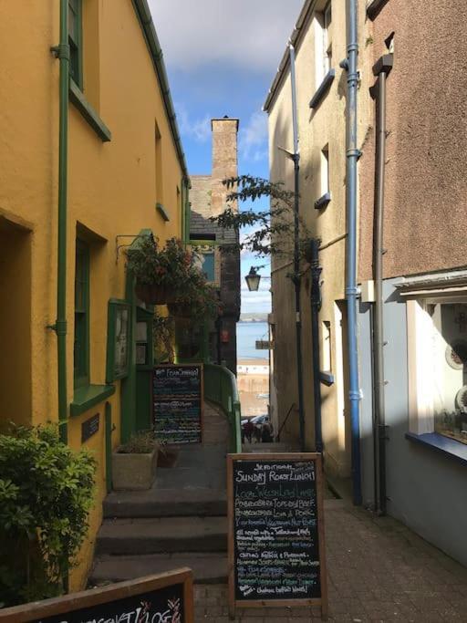 Apartment Flat 1 Flint House - 2 Bedroom - Garden - Parking - Dog Friendly Tenby