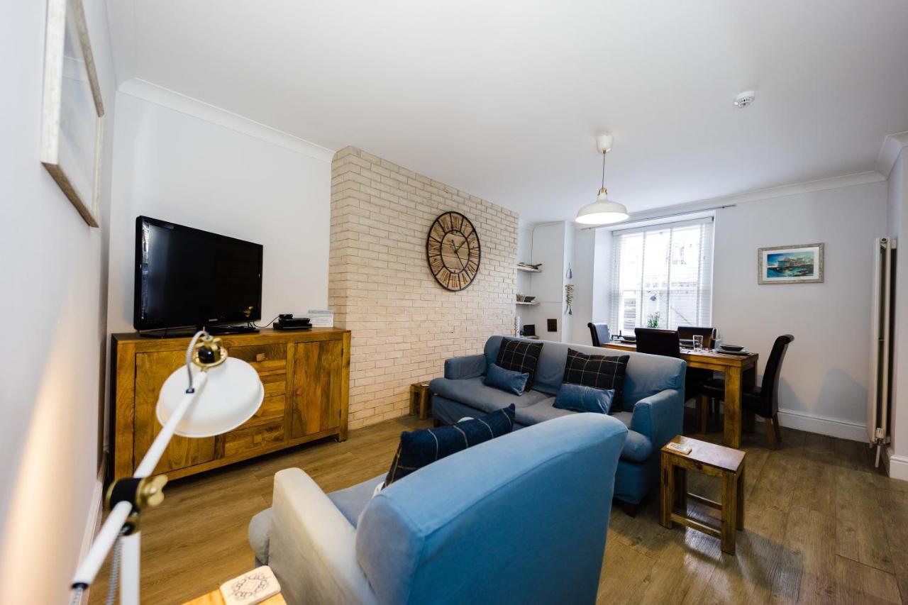 Flat 1 Flint House - 2 Bedroom - Garden - Parking - Dog Friendly *