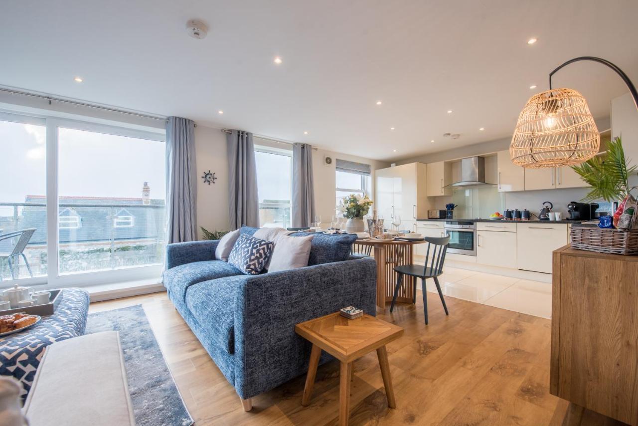 Beautiful With Free Parking Apartment *