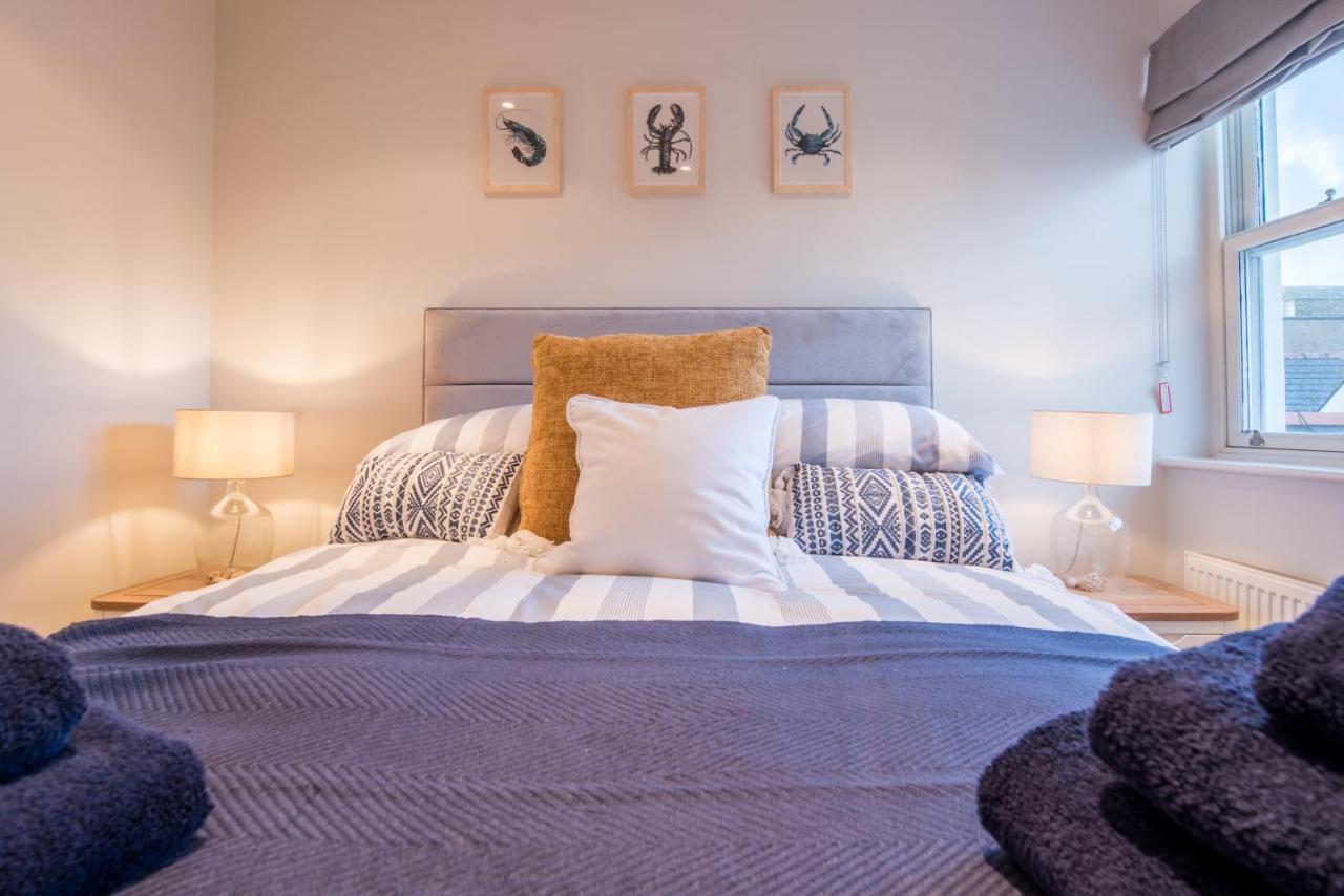Beautiful With Free Parking Apartment *