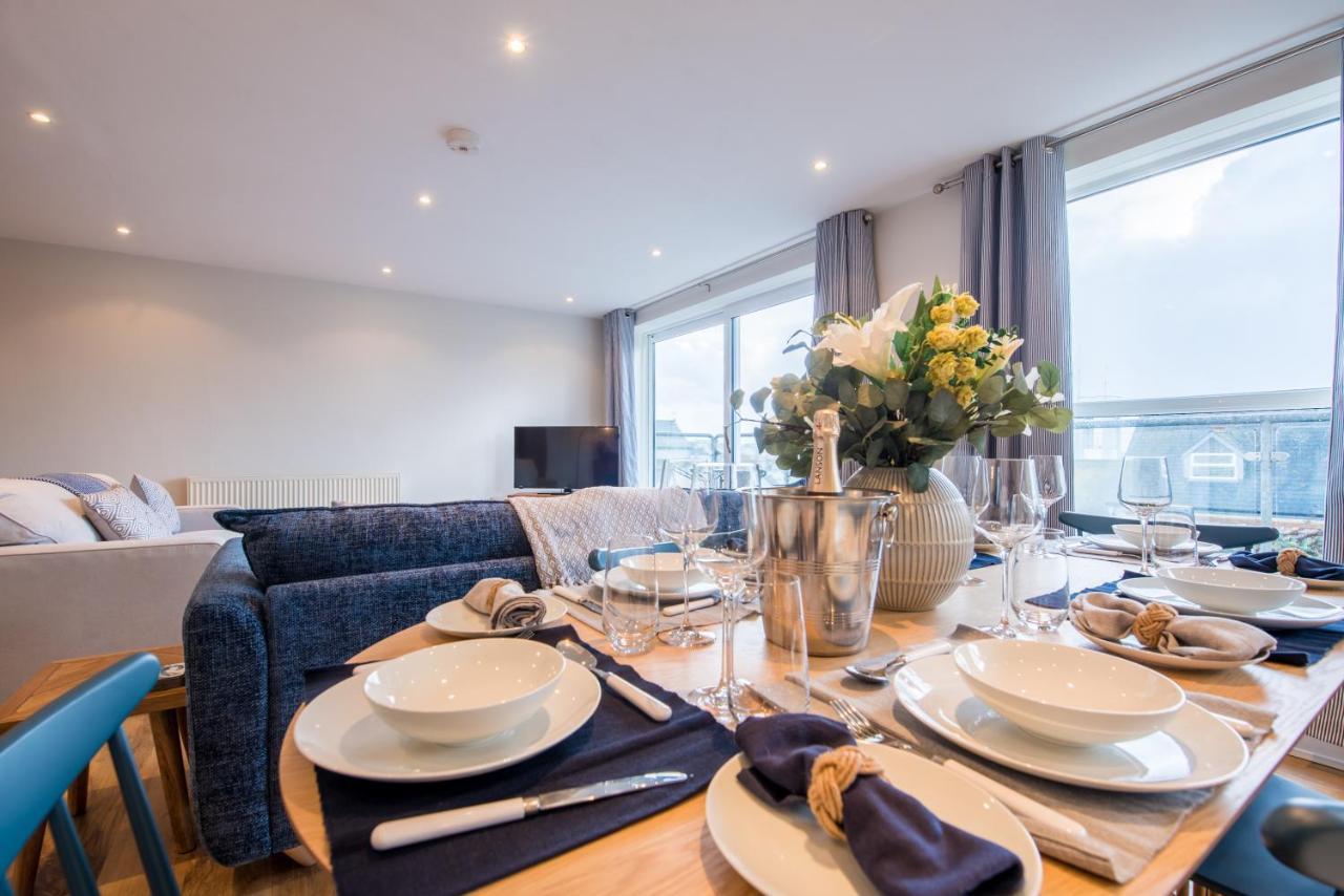 Beautiful With Free Parking Apartment *