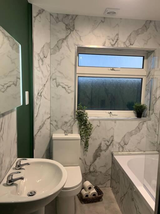 2 Bed Flat With Parking, Pet Apartment
