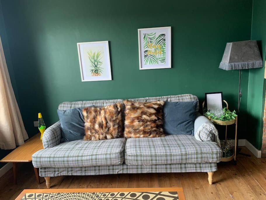 2 Bed Flat With Parking, Pet Apartment *