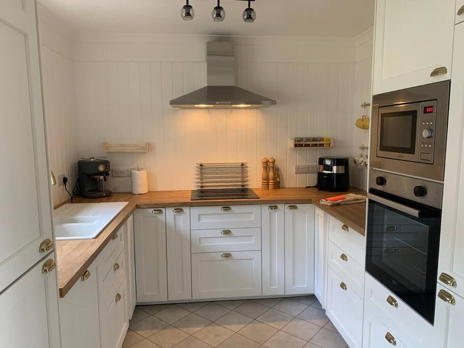 2 Bed Flat With Parking, Pet * Tenby