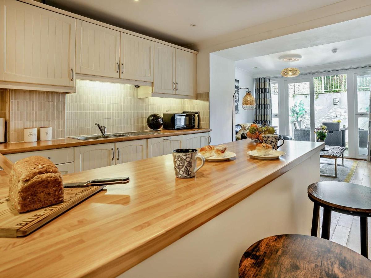 2 Bed In Fb034 * Tenby