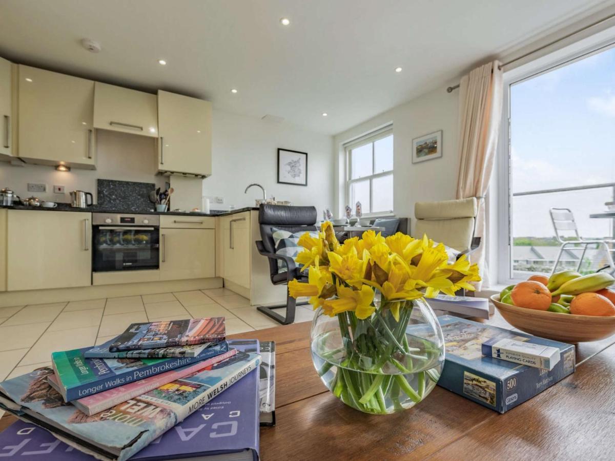 Apartment 3 Bed In Fb055 Tenby