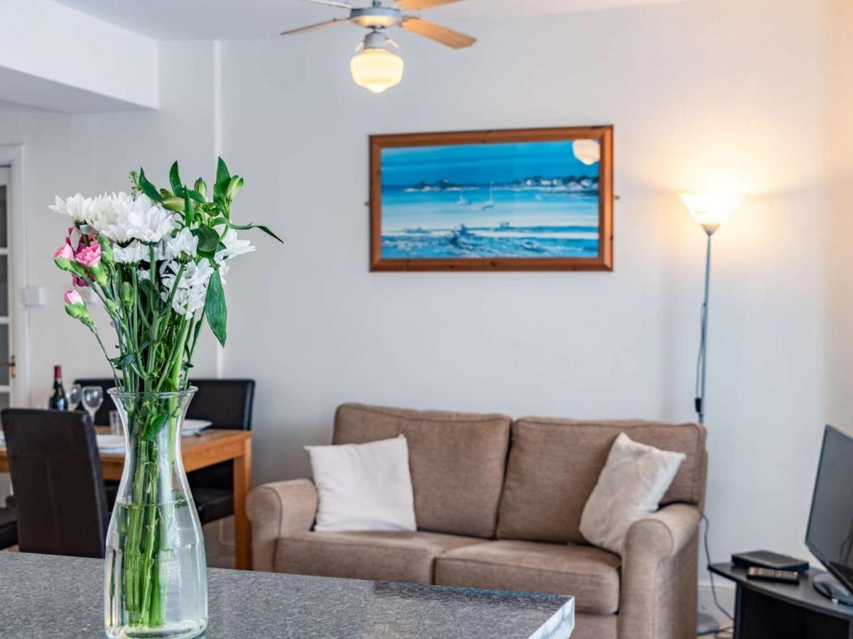 2 Bed In 83211 Holiday home Tenby