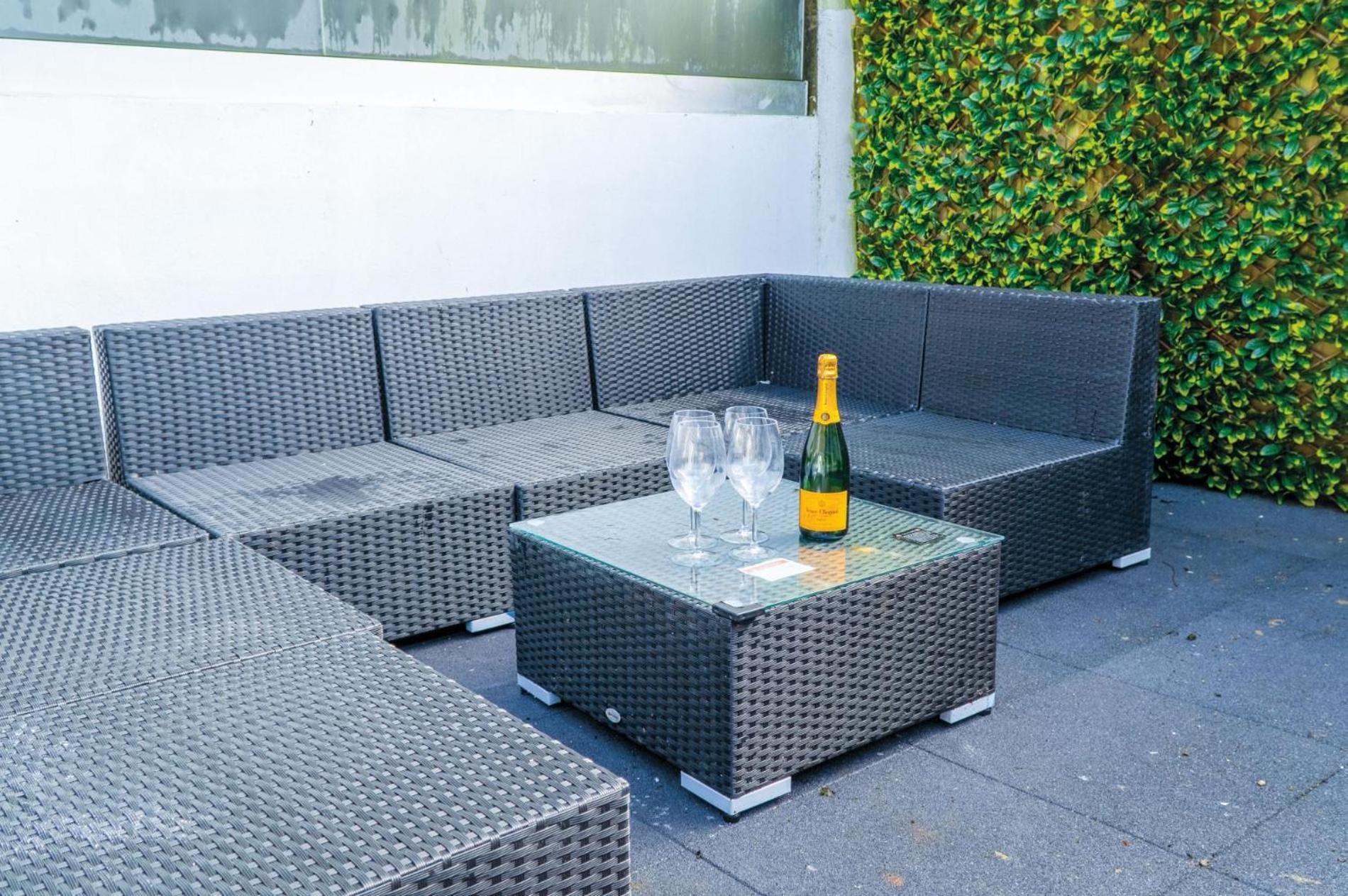 Luxurious Charlton Mews - 2 Bed - *