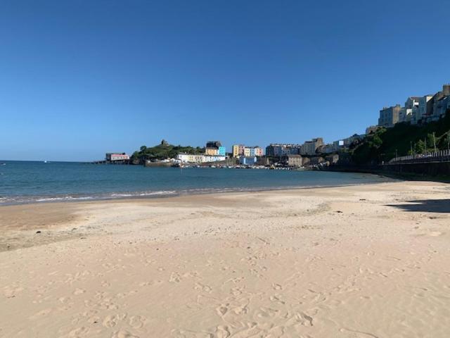 Quaint Cosy With A Hot Tub In Centre Tenby