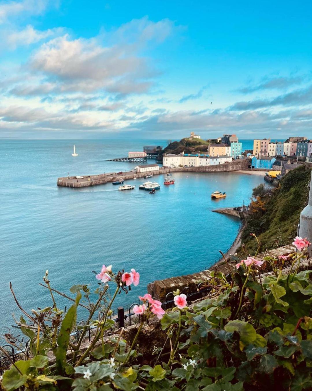 Quaint Cosy With A Hot Tub In Centre * Tenby