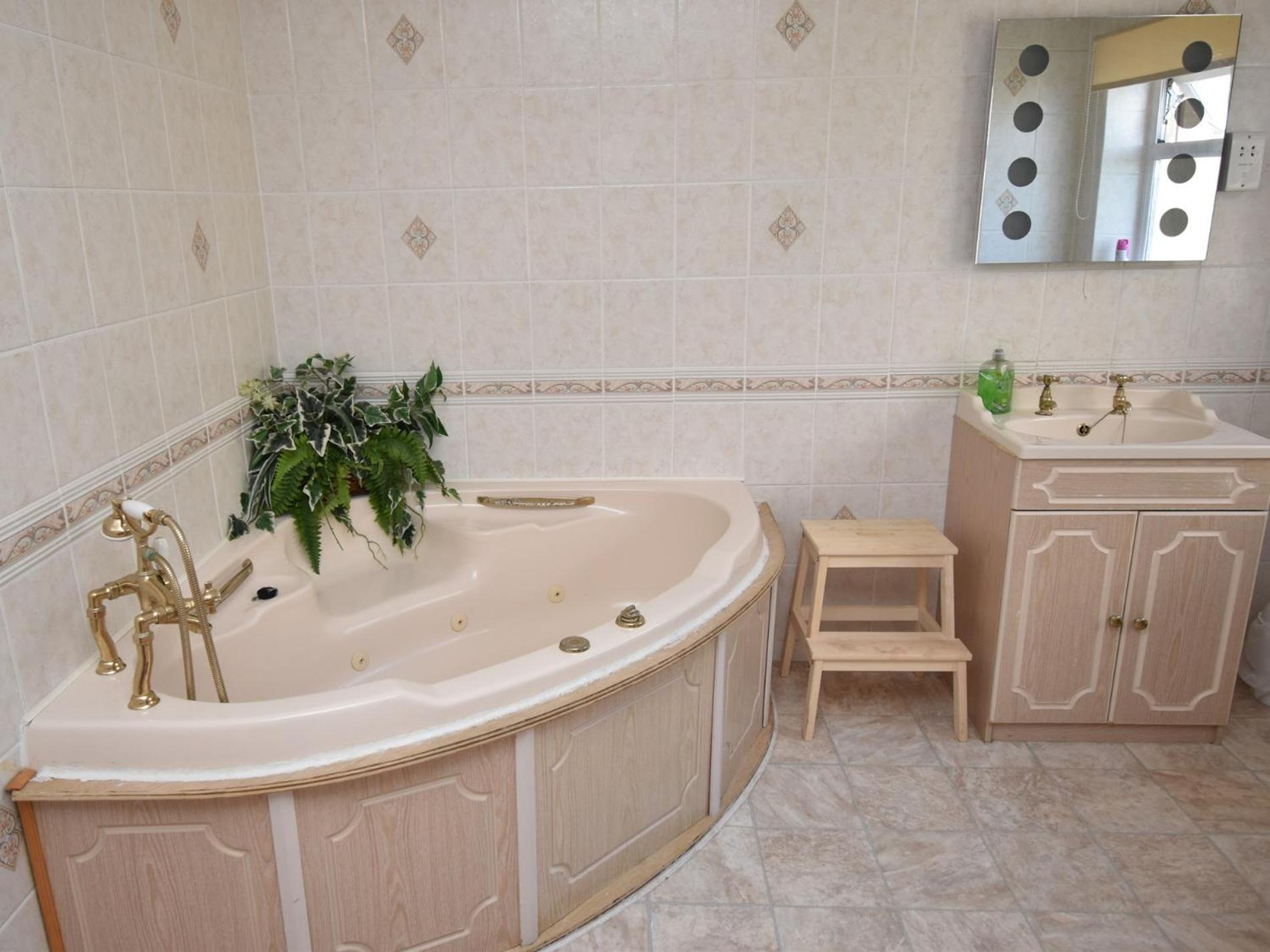 Holiday home 6 Bed In Fb220 Tenby