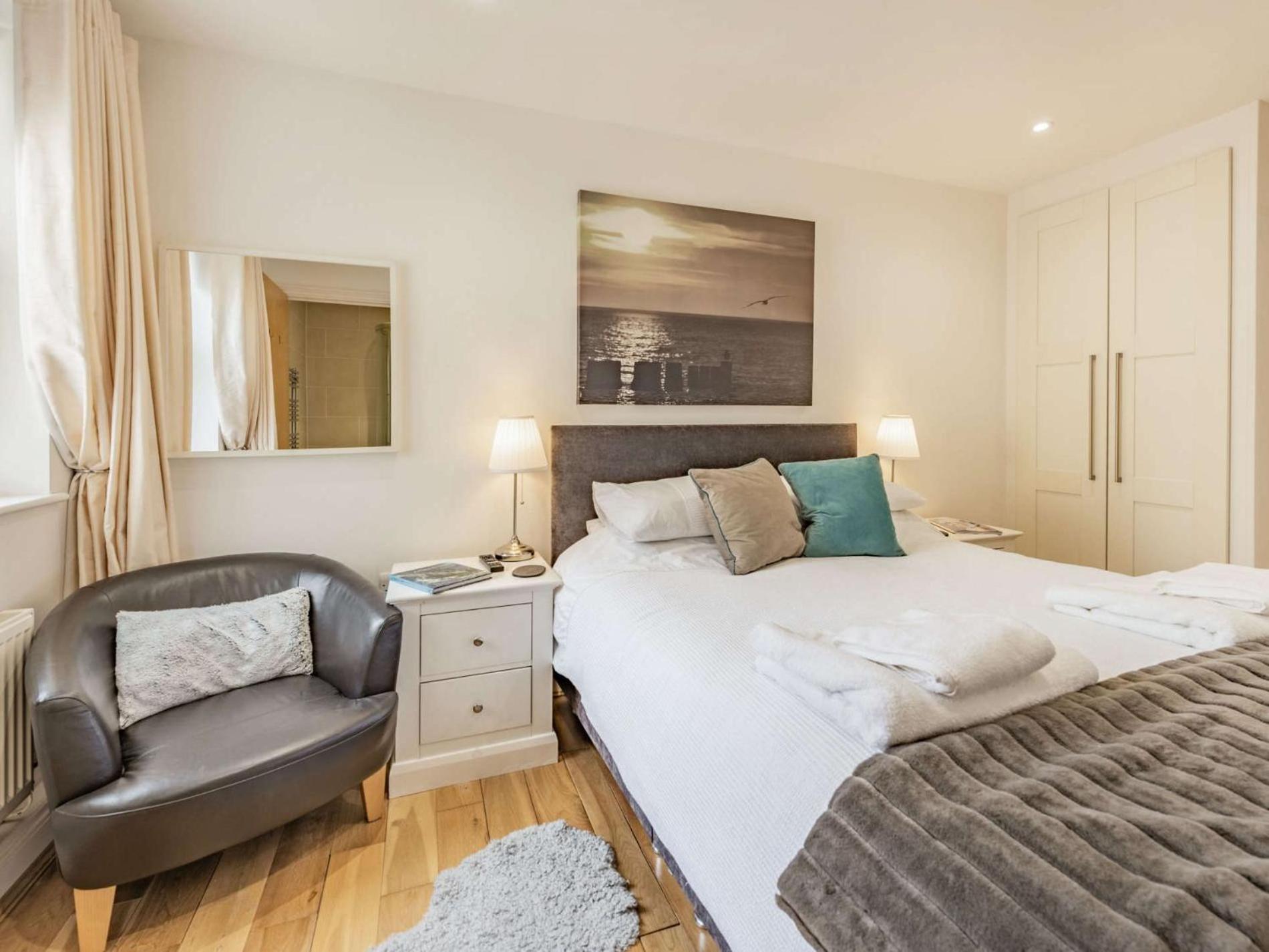 3 Bed In Fb055 * Tenby