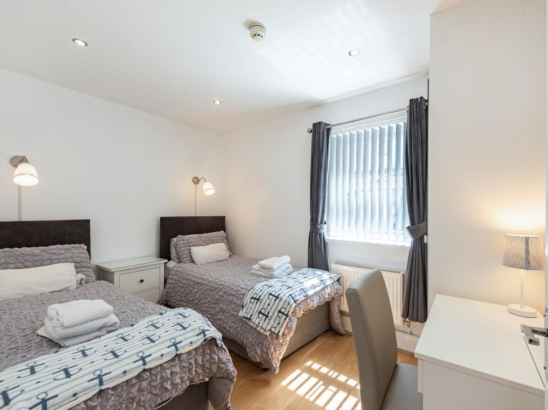 2 Bed In Fb114 * Tenby
