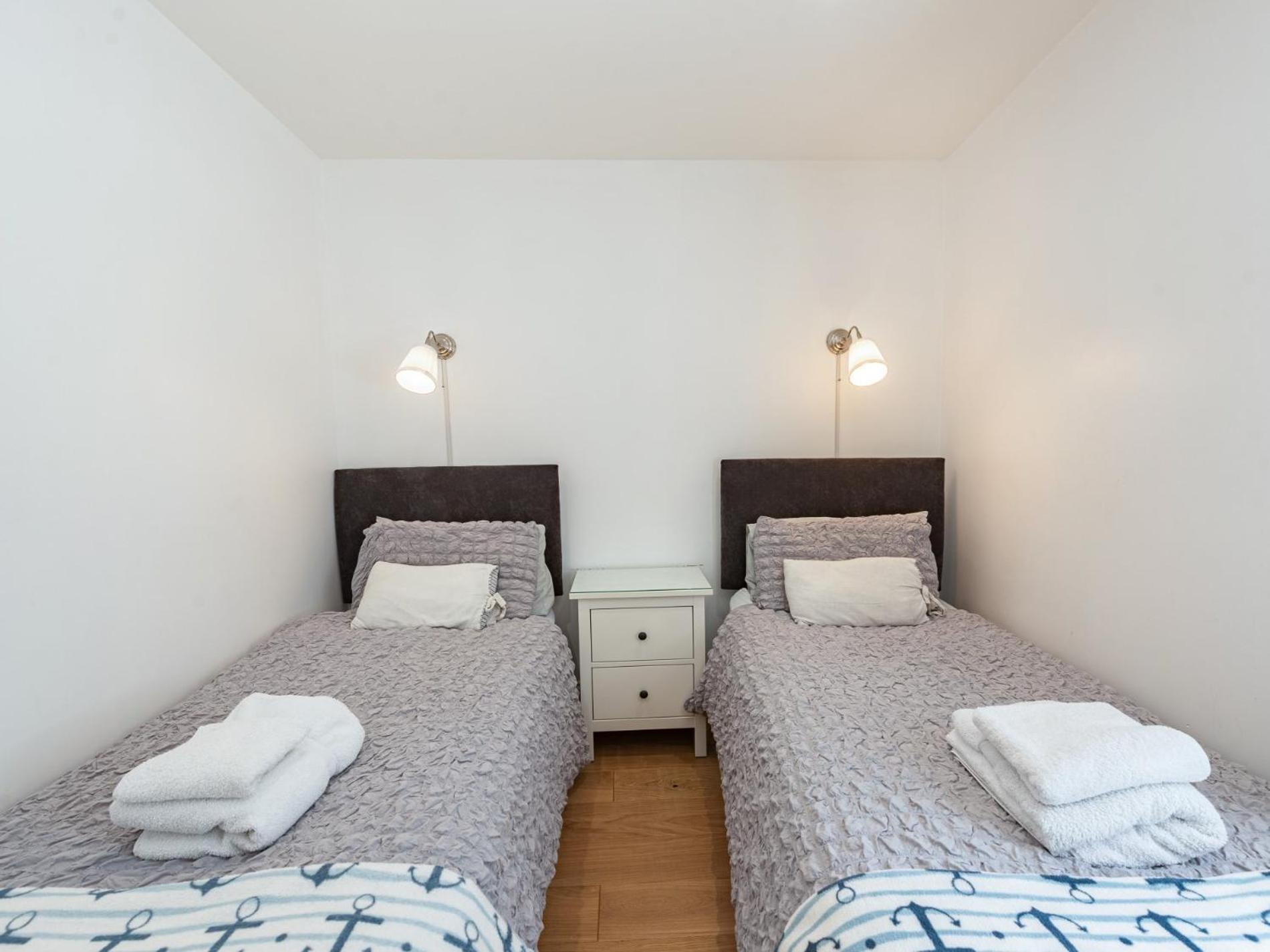 2 Bed In Fb114 Tenby