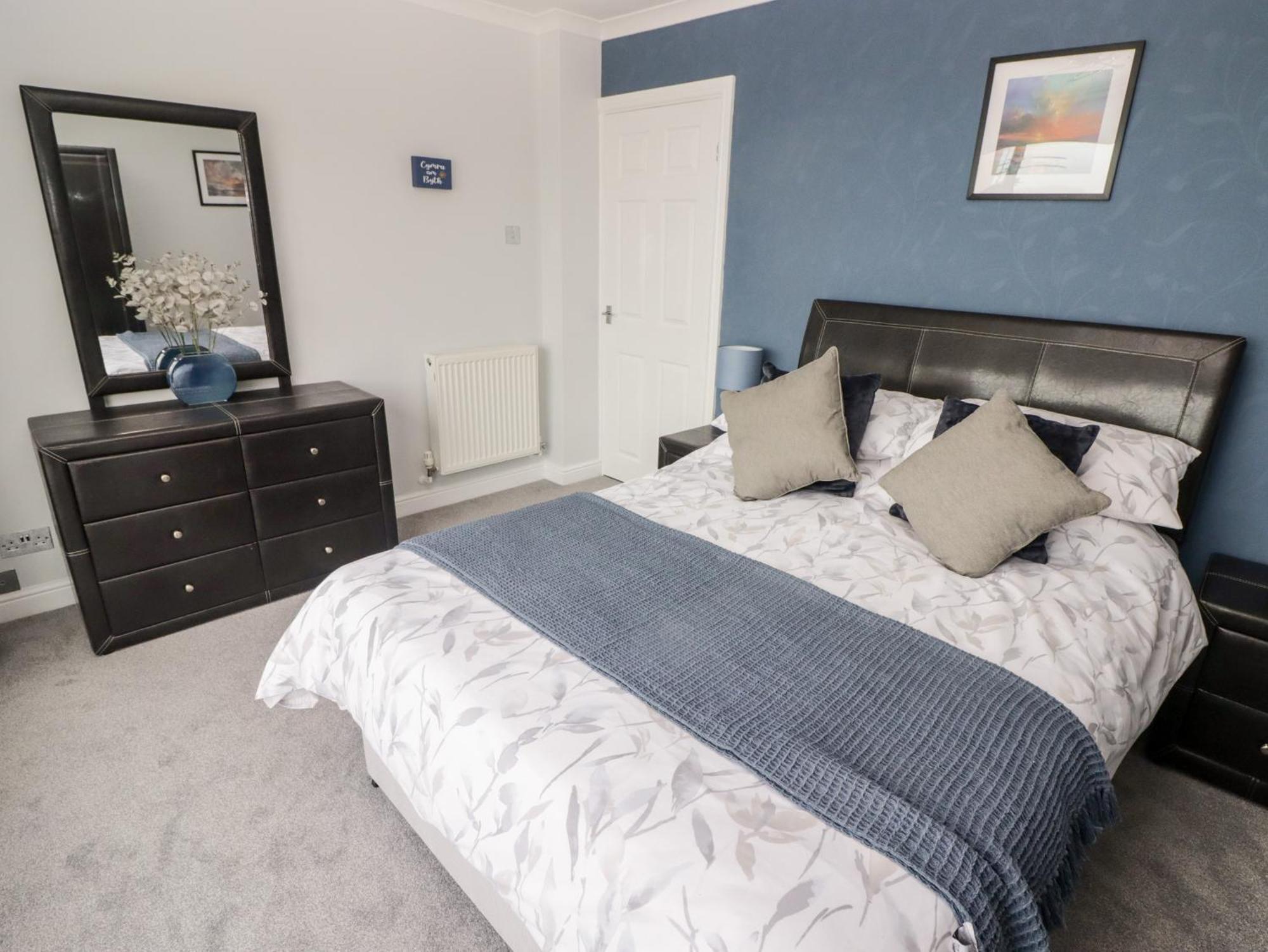 54 Croft Court * Tenby