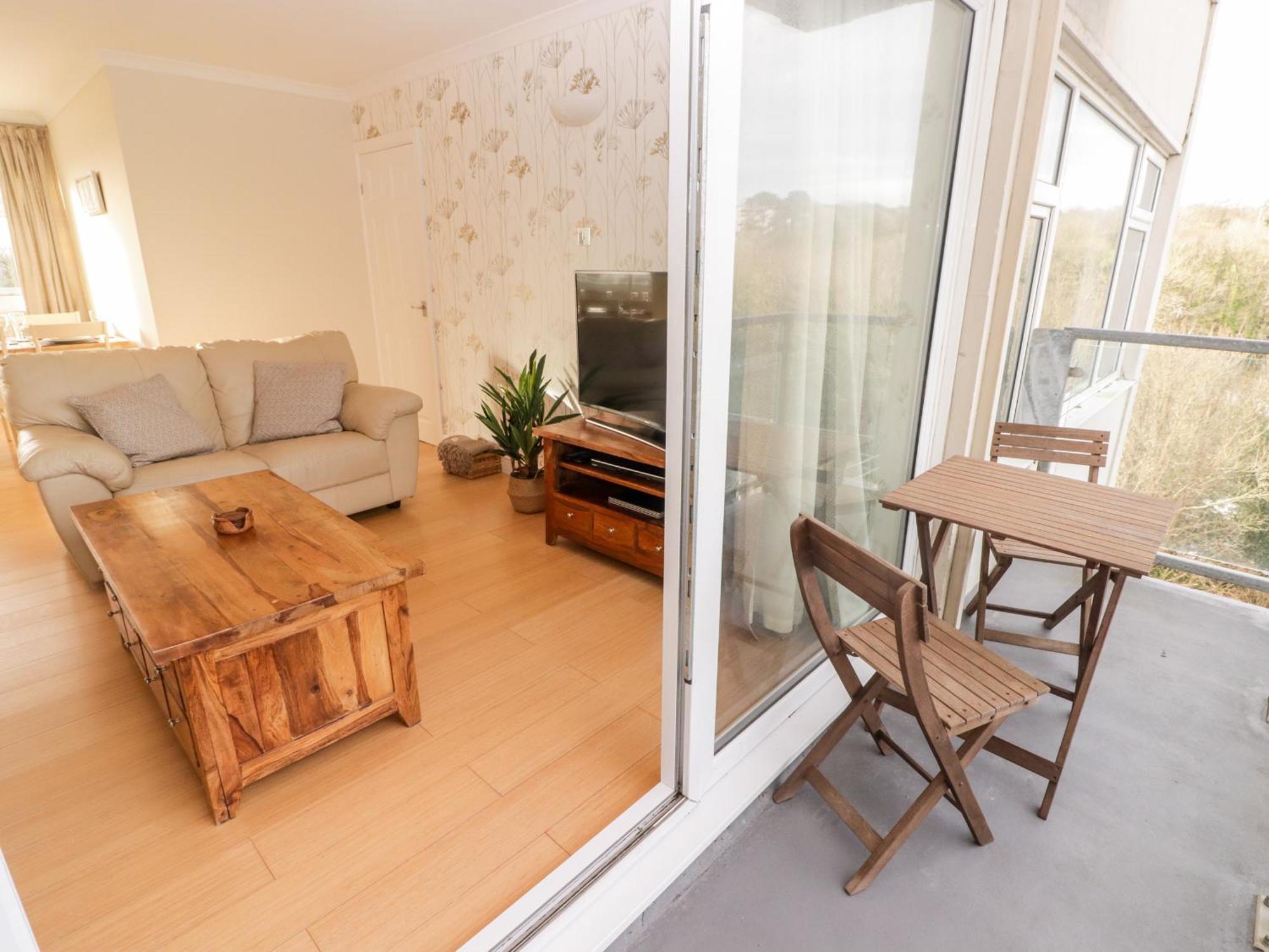 54 Croft Court * Tenby