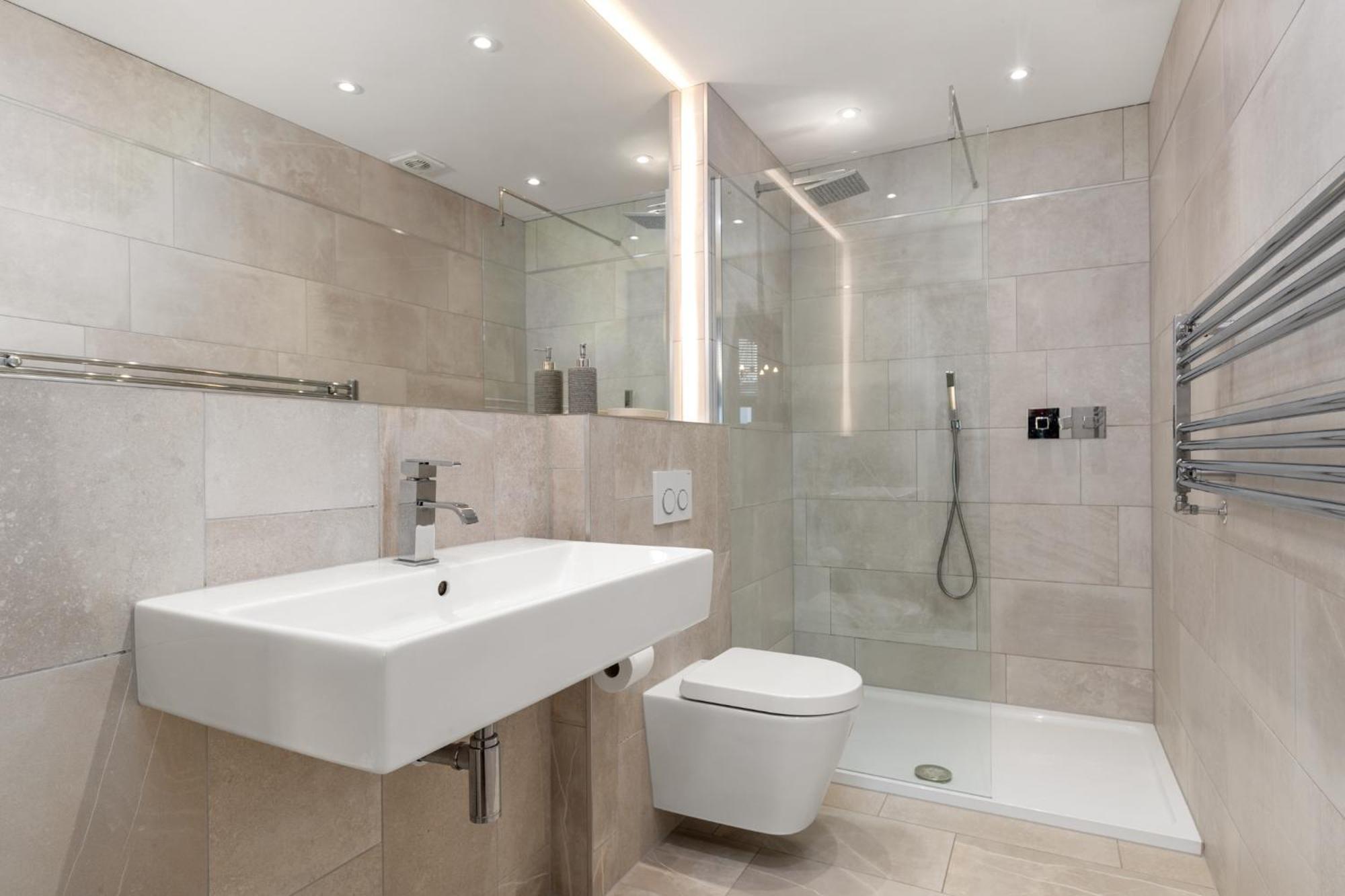 Spinnaker - Close To Town Sea Views *