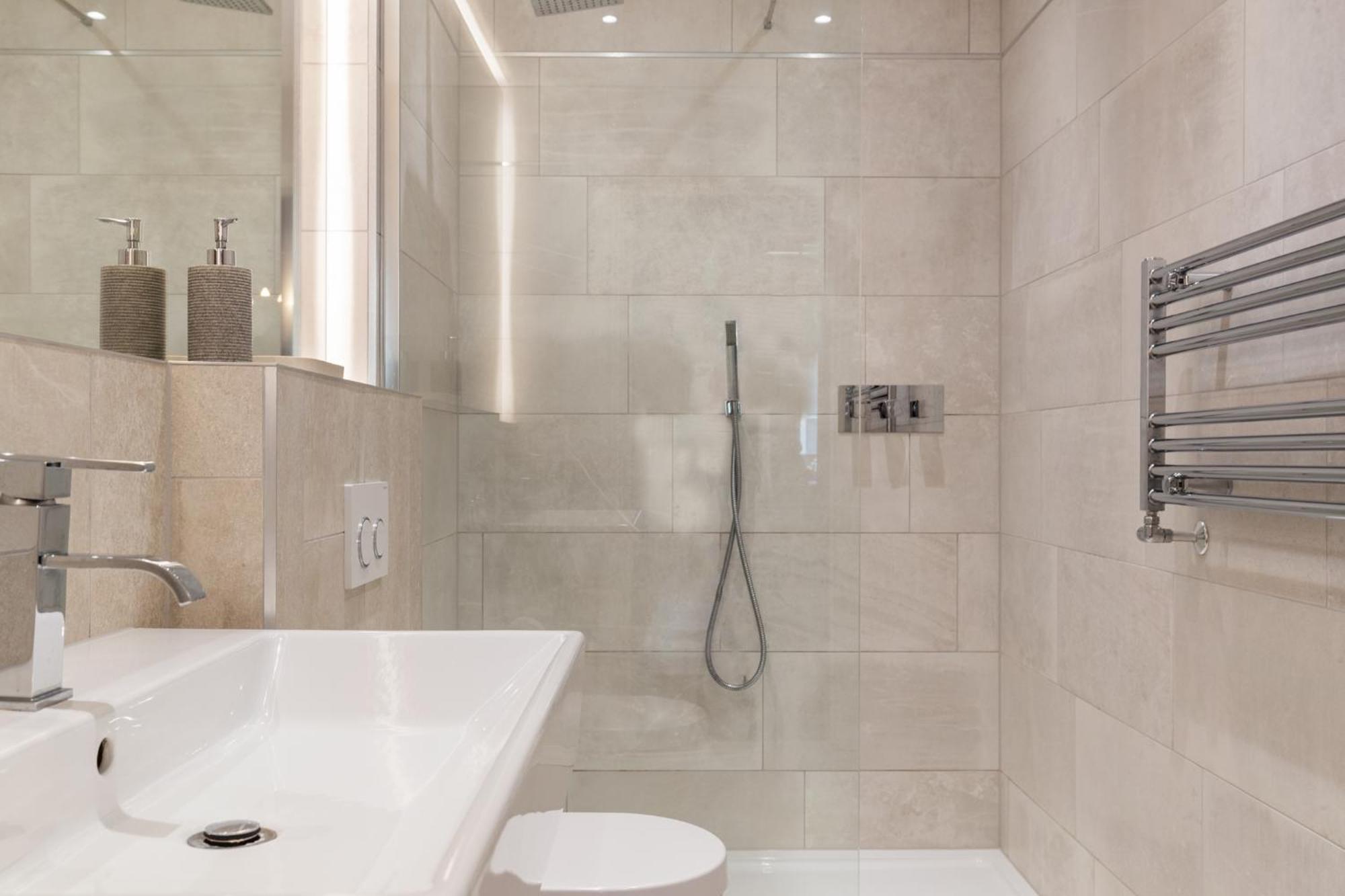 Spinnaker - Close To Town Sea Views Apartment *