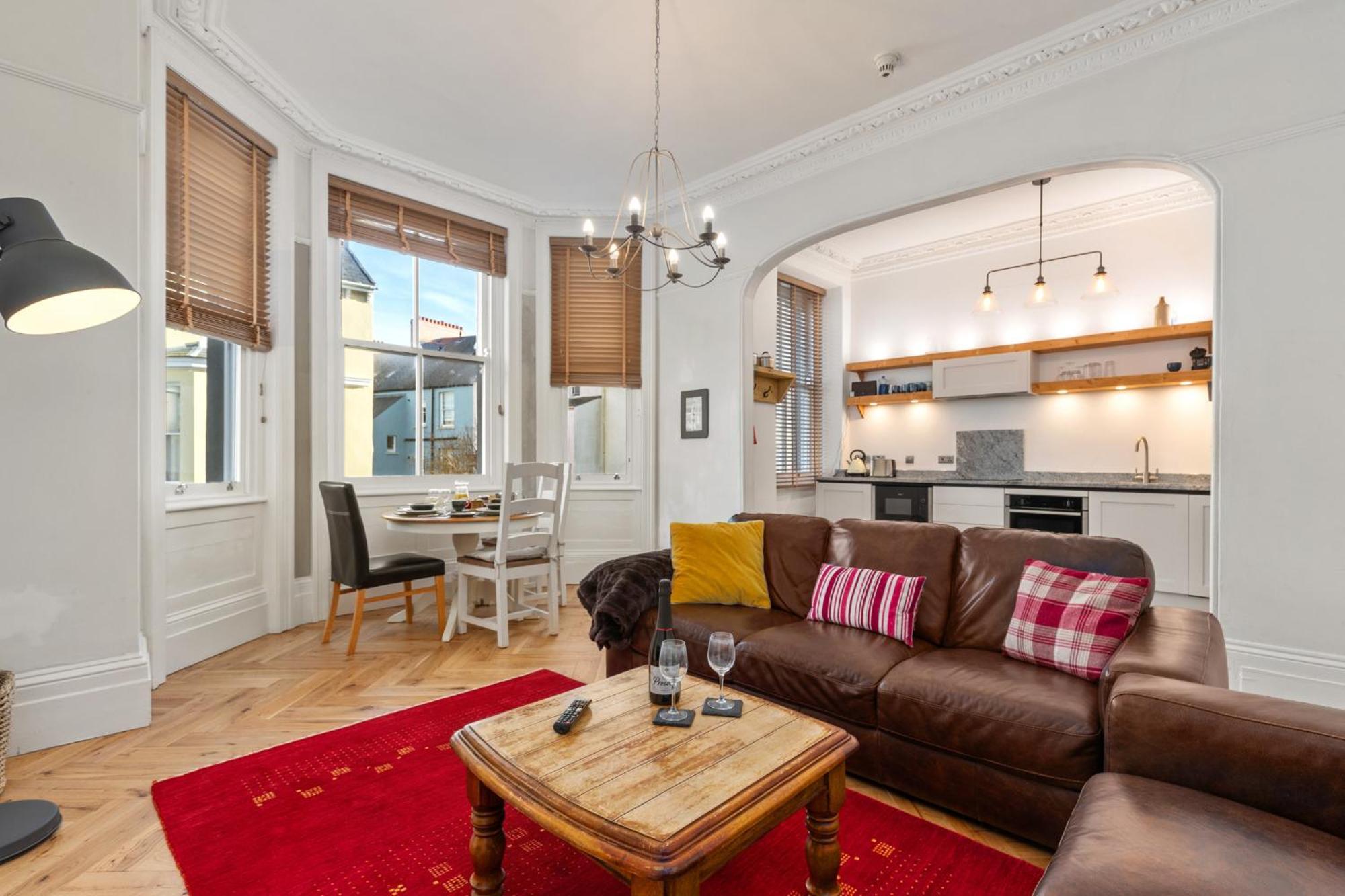 Spinnaker - Close To Town Sea Views
