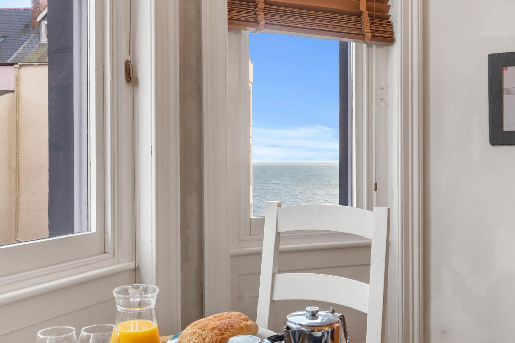 Spinnaker - Close To Town Sea Views Apartment *