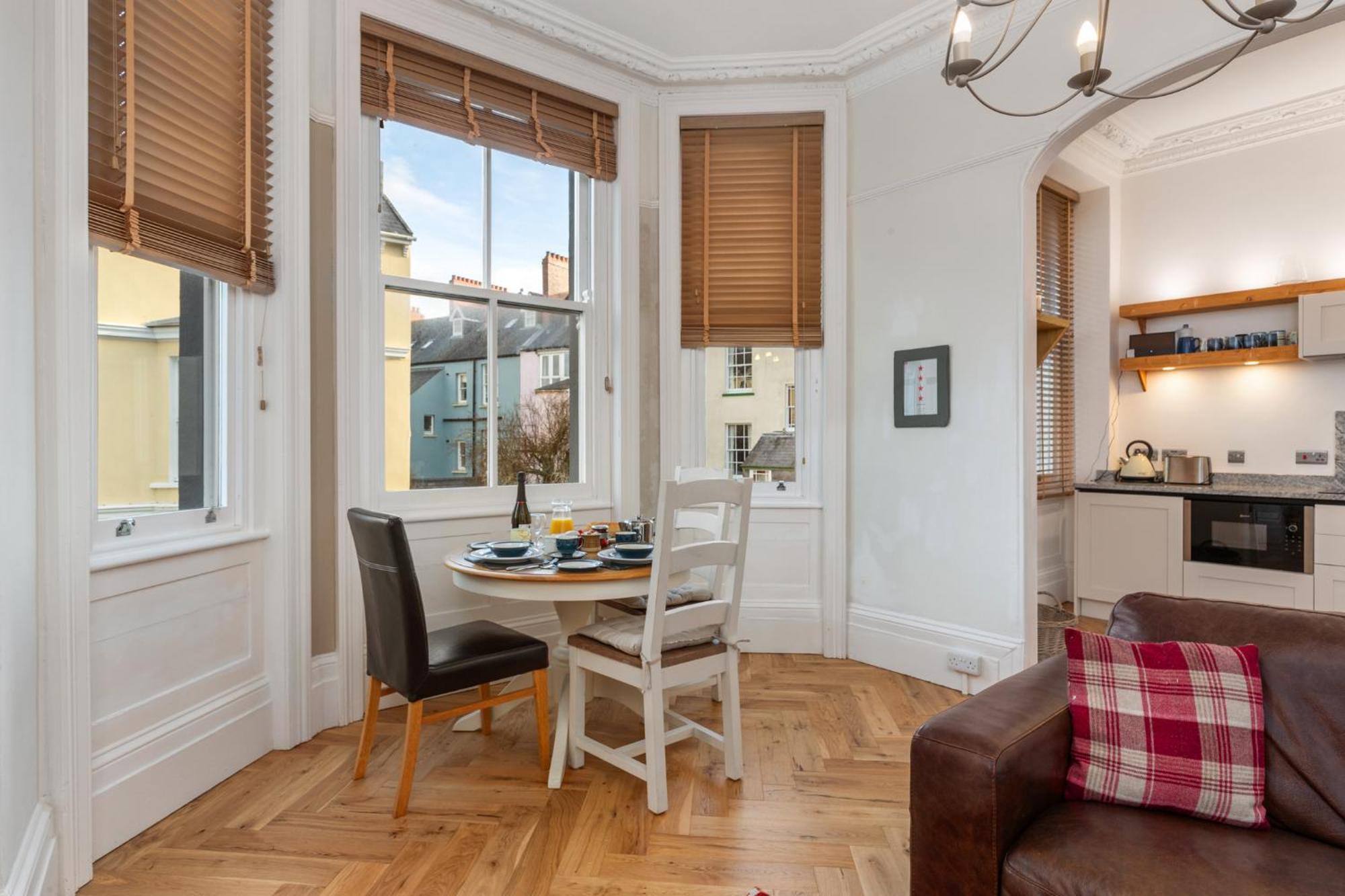 Spinnaker - Close To Town Sea Views * Tenby