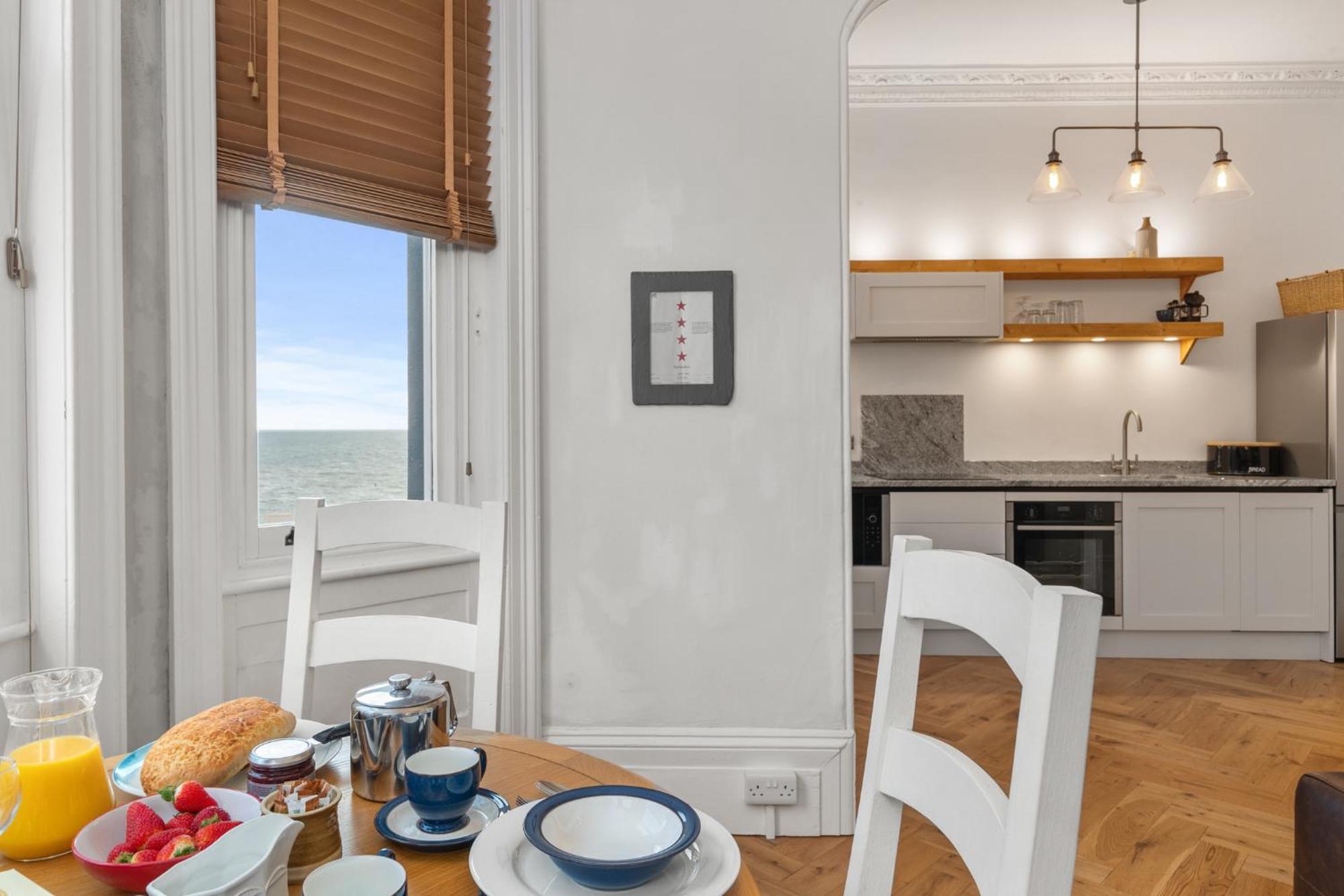 Spinnaker - Close To Town Sea Views *