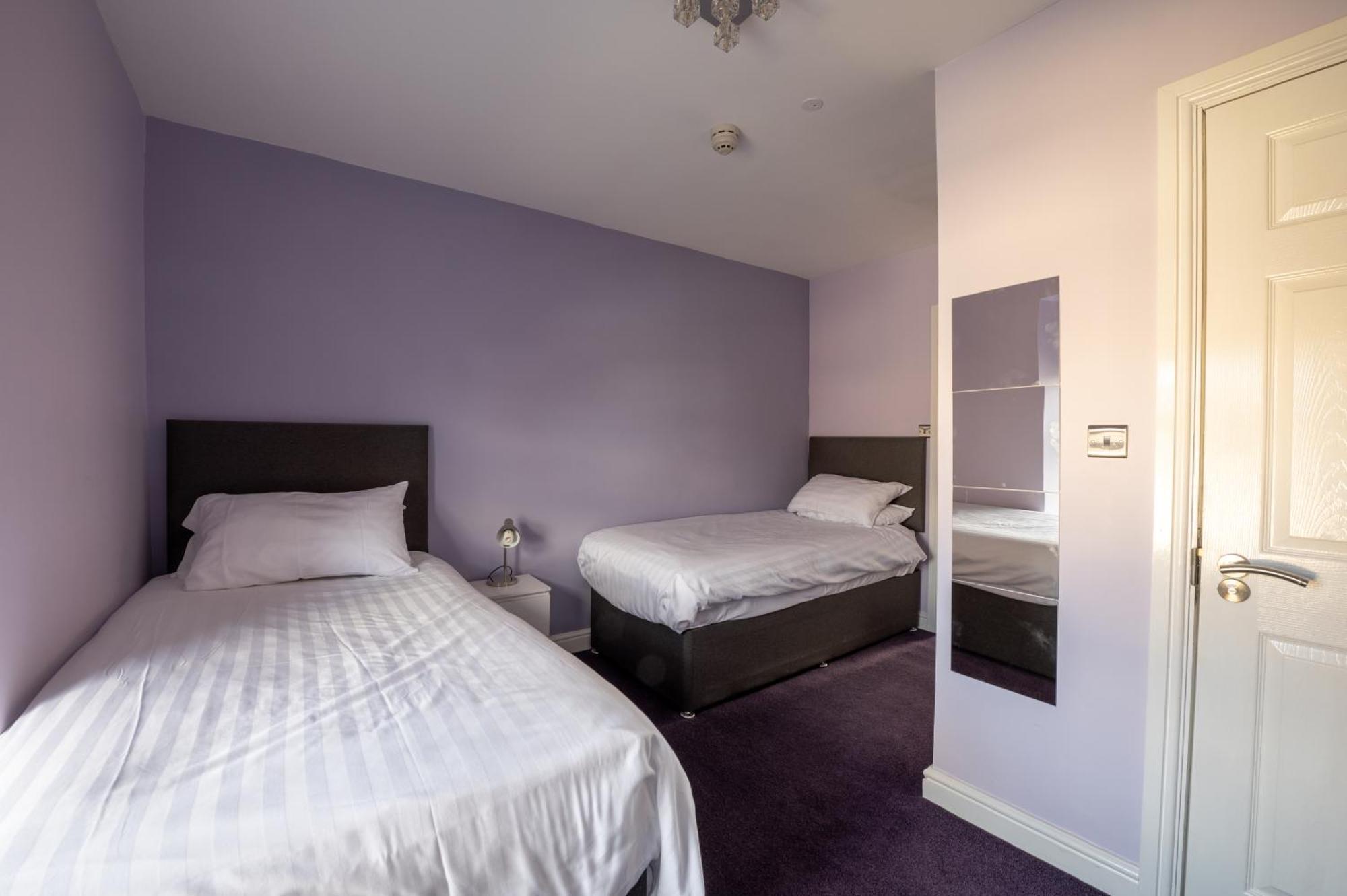Town Centre Family-friendly Flat Sleeps Four *
