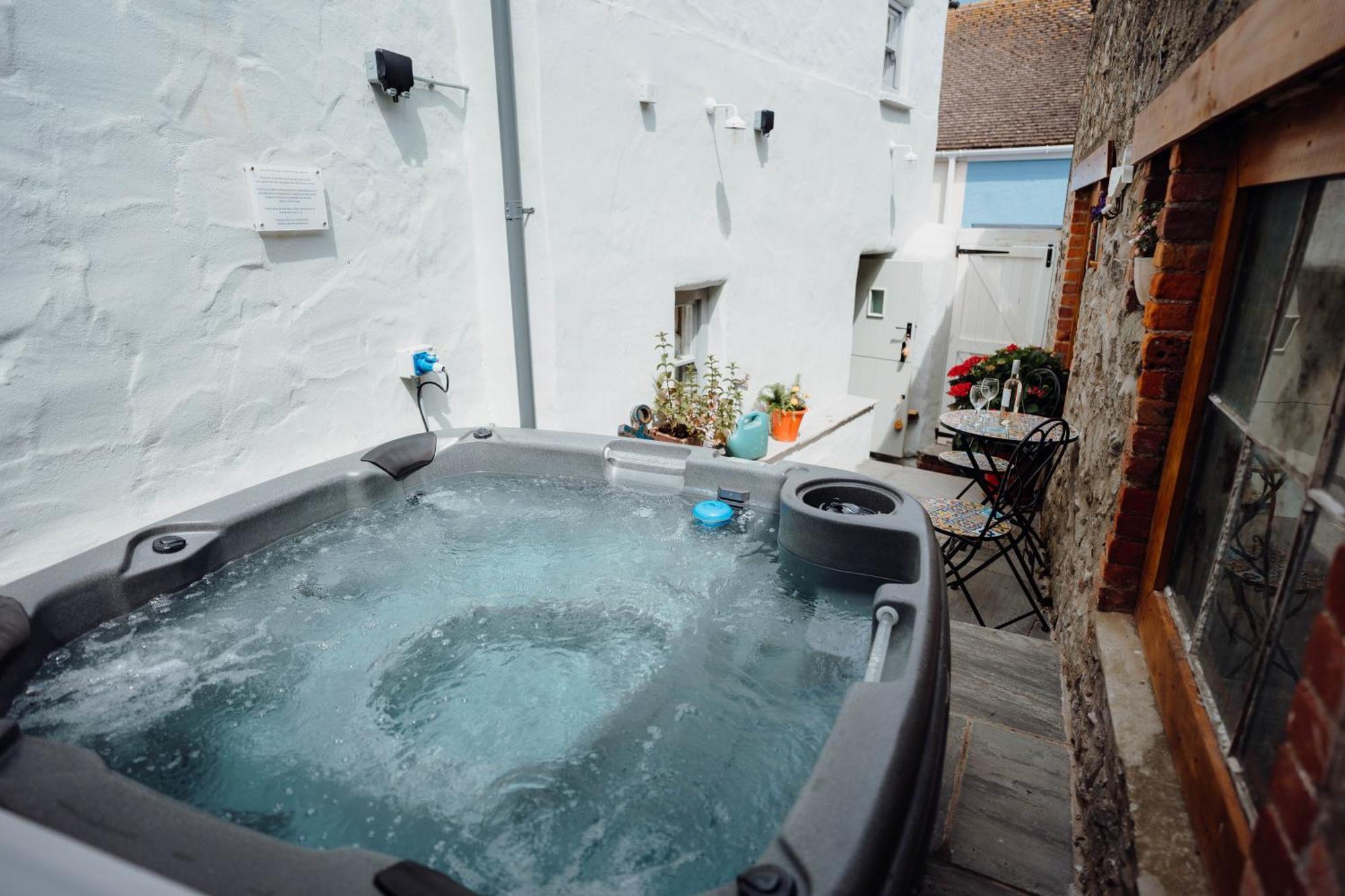 Quaint Cosy With A Hot Tub In Centre *