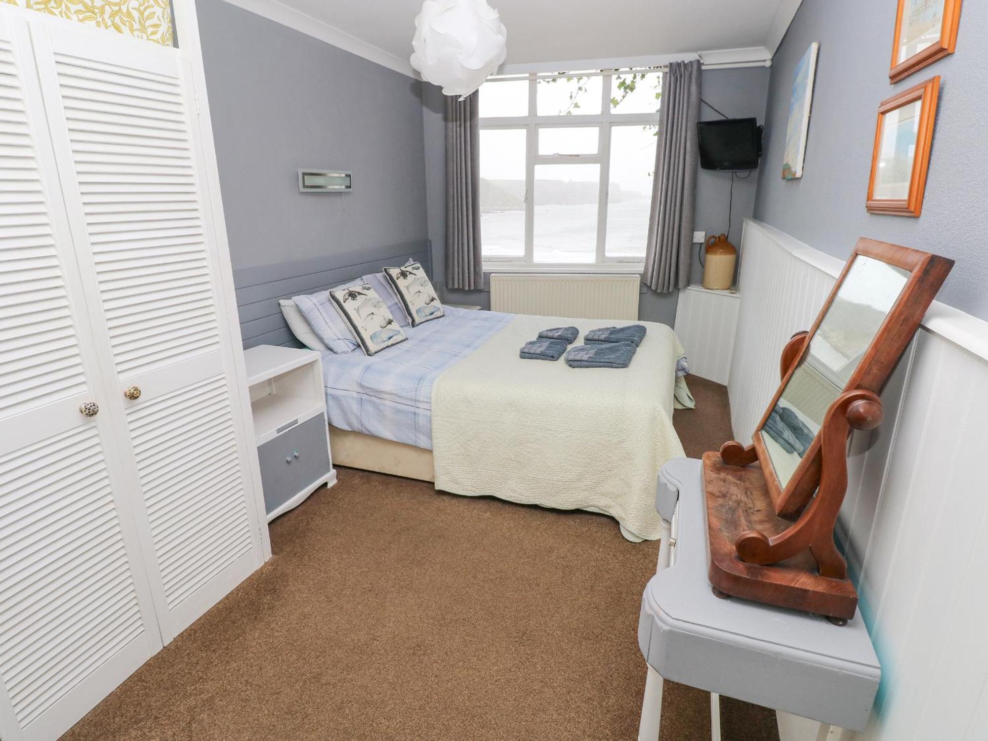 Apartment 4 *