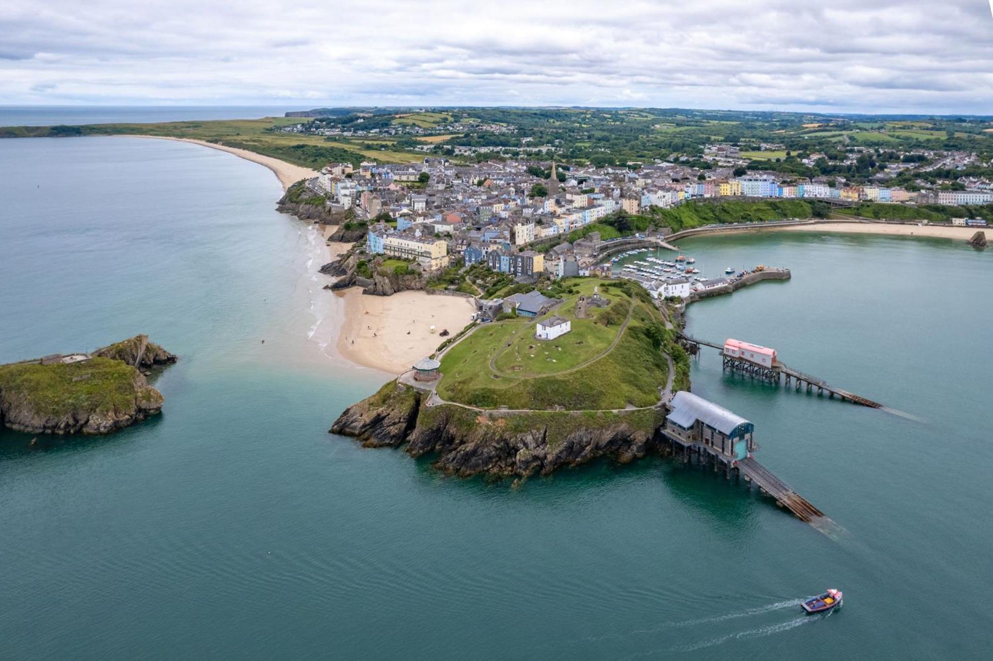 Kemendine Harbour View - Perfectly Positioned In Harbour * Tenby