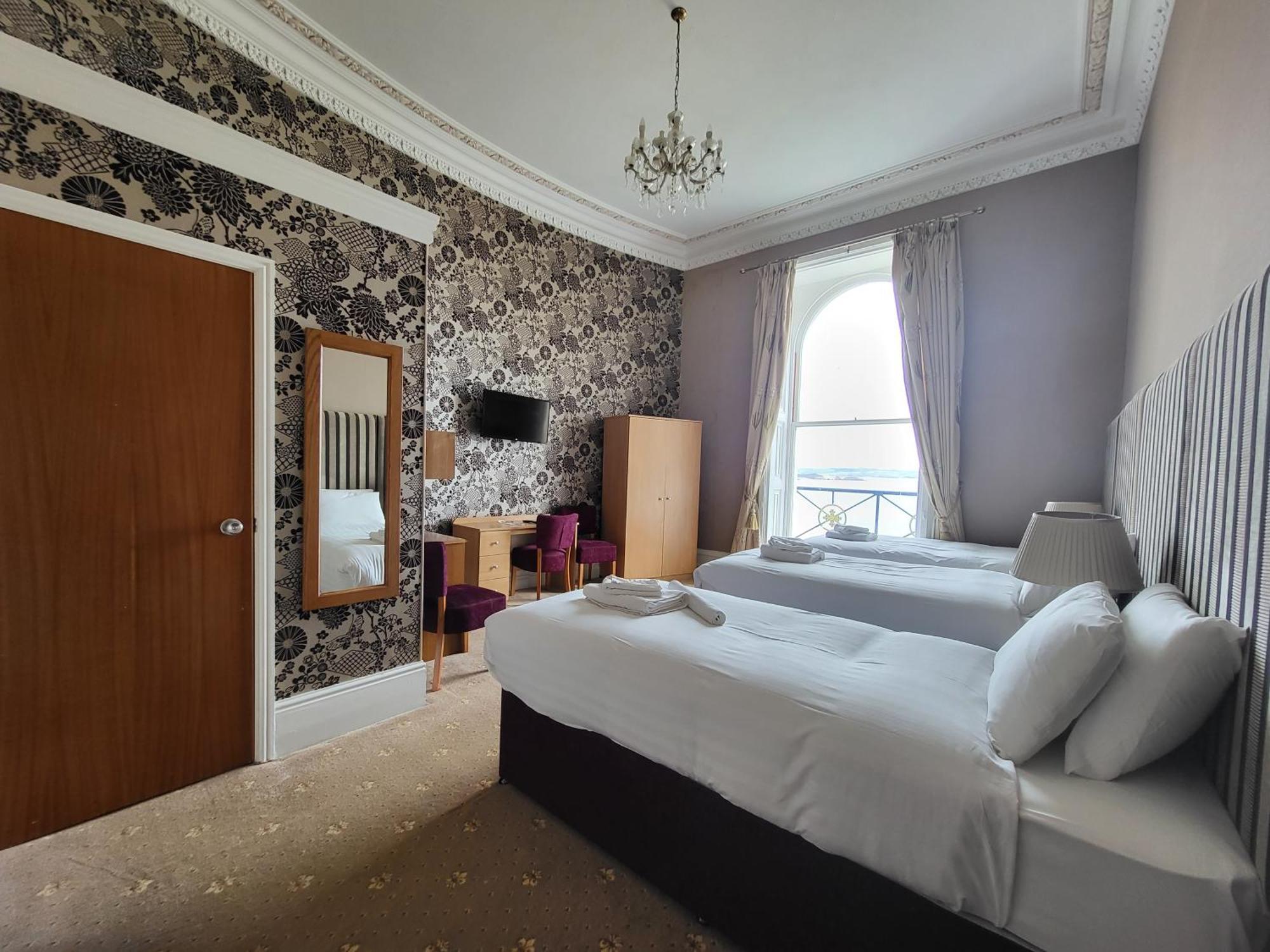 Cliffe Norton Hotel *