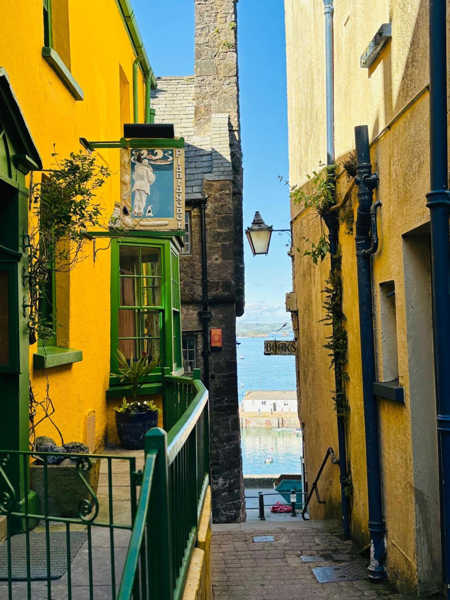 2 Treasured Tenbyaprtmt In Town For 4 *