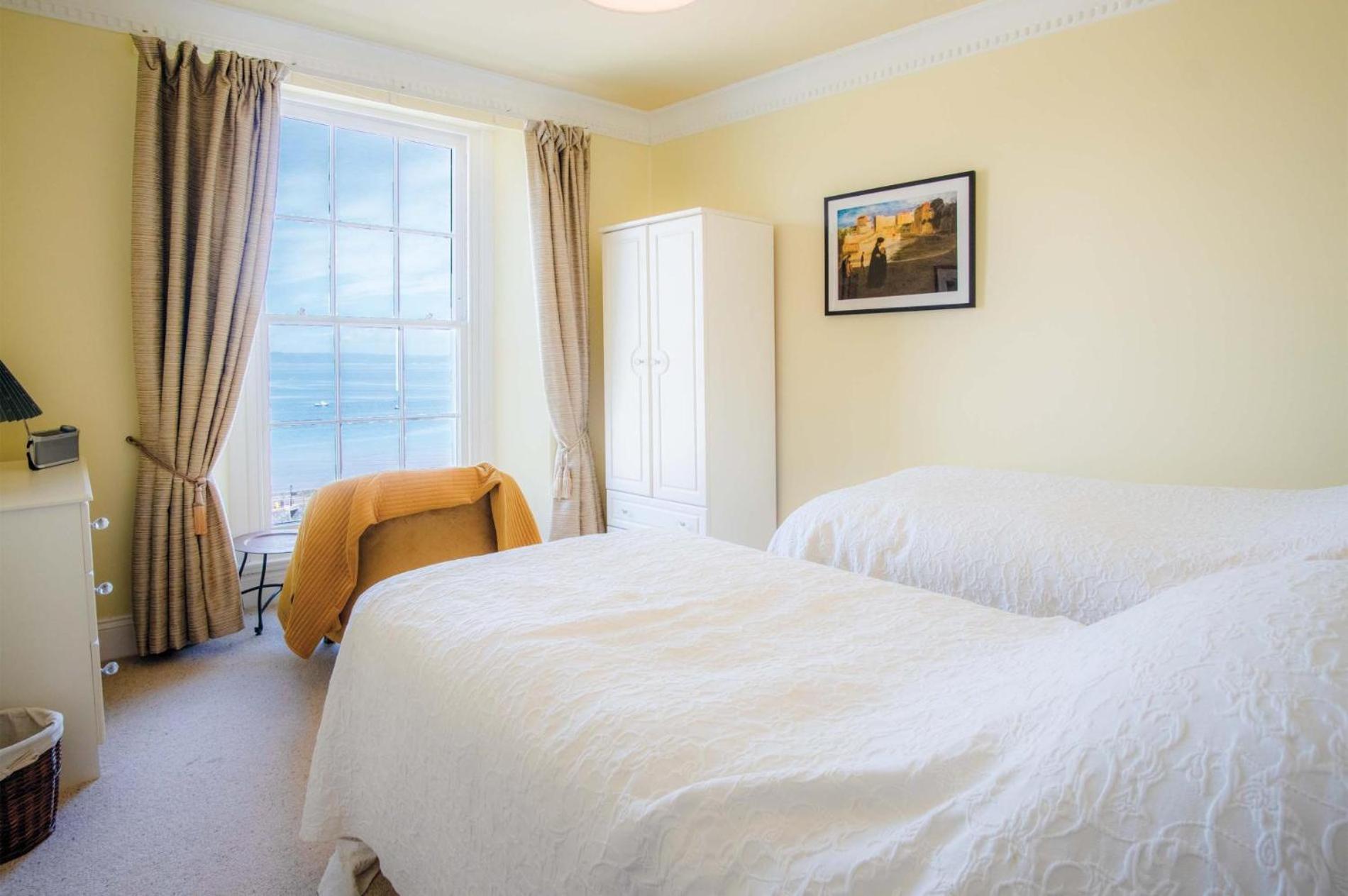 5 Belle Vue Court - 2 Bedroom - Tenby