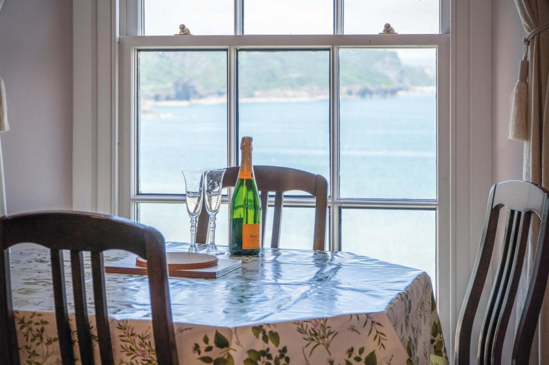 5 Belle Vue Court - 2 Bedroom - * Tenby