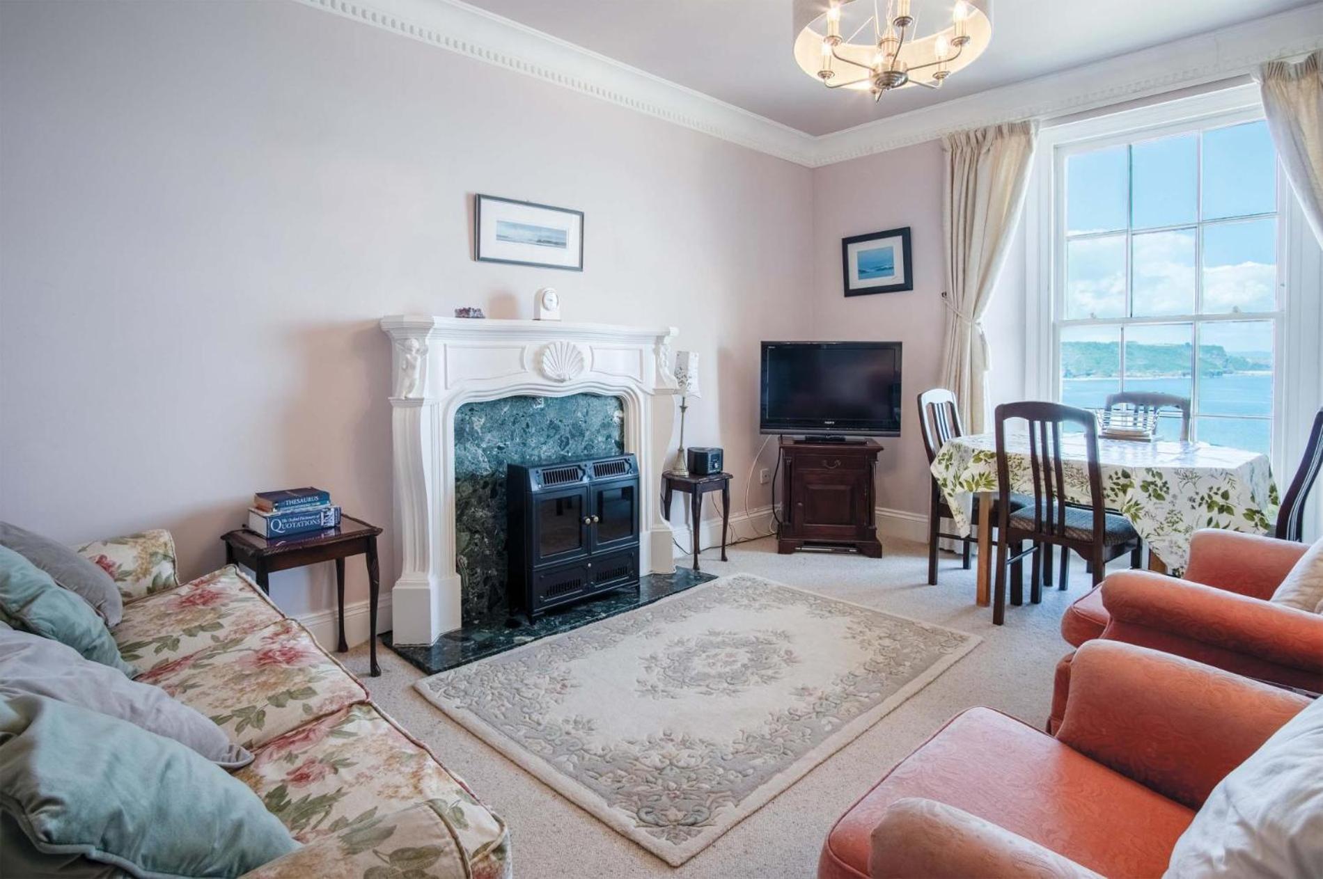 5 Belle Vue Court - 2 Bedroom - Apartment Tenby