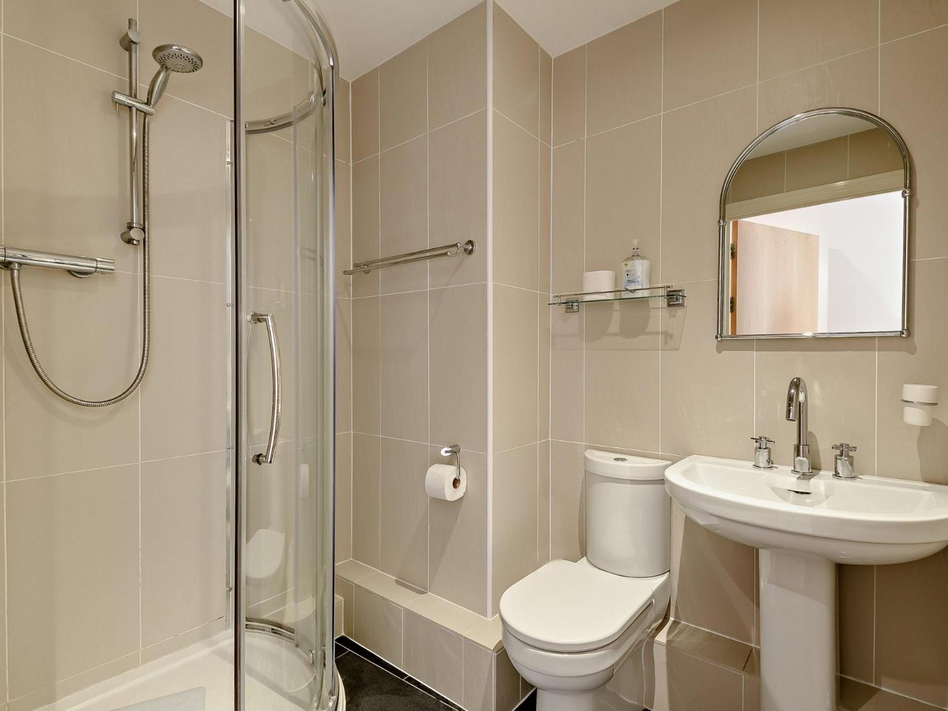 3 Bed In Fb053 Apartment *
