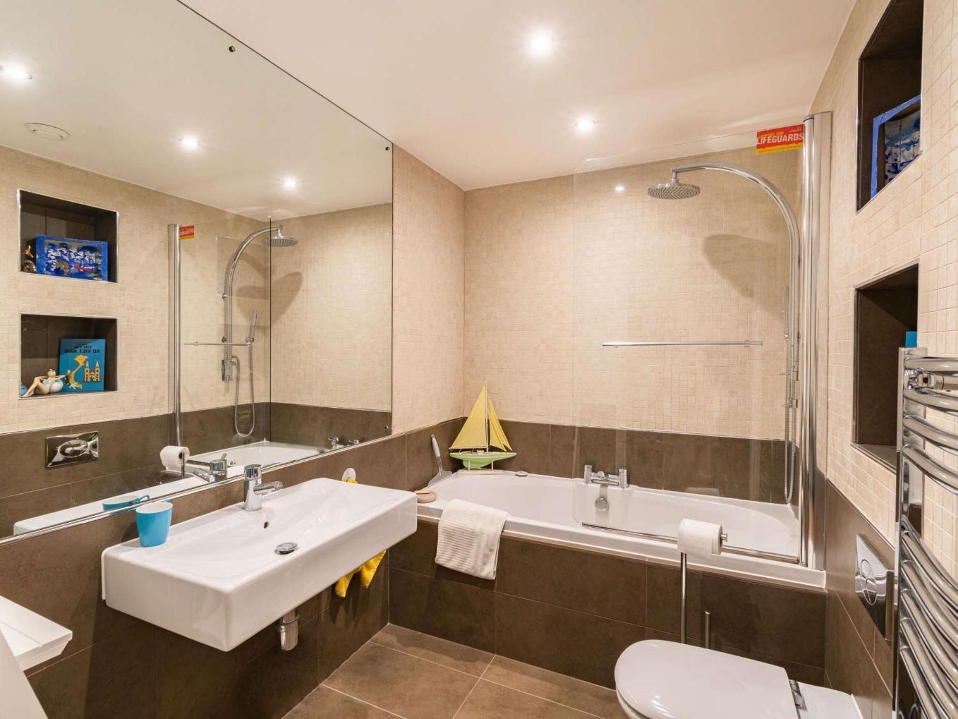 2 Bed In Fb110 Tenby