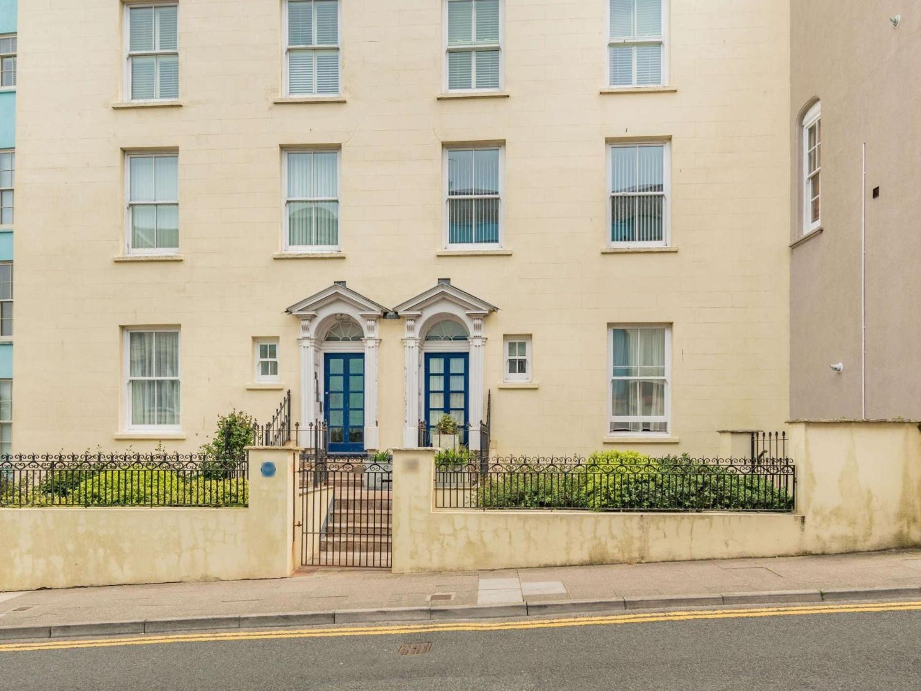 2 Bed In Fb110 * Tenby