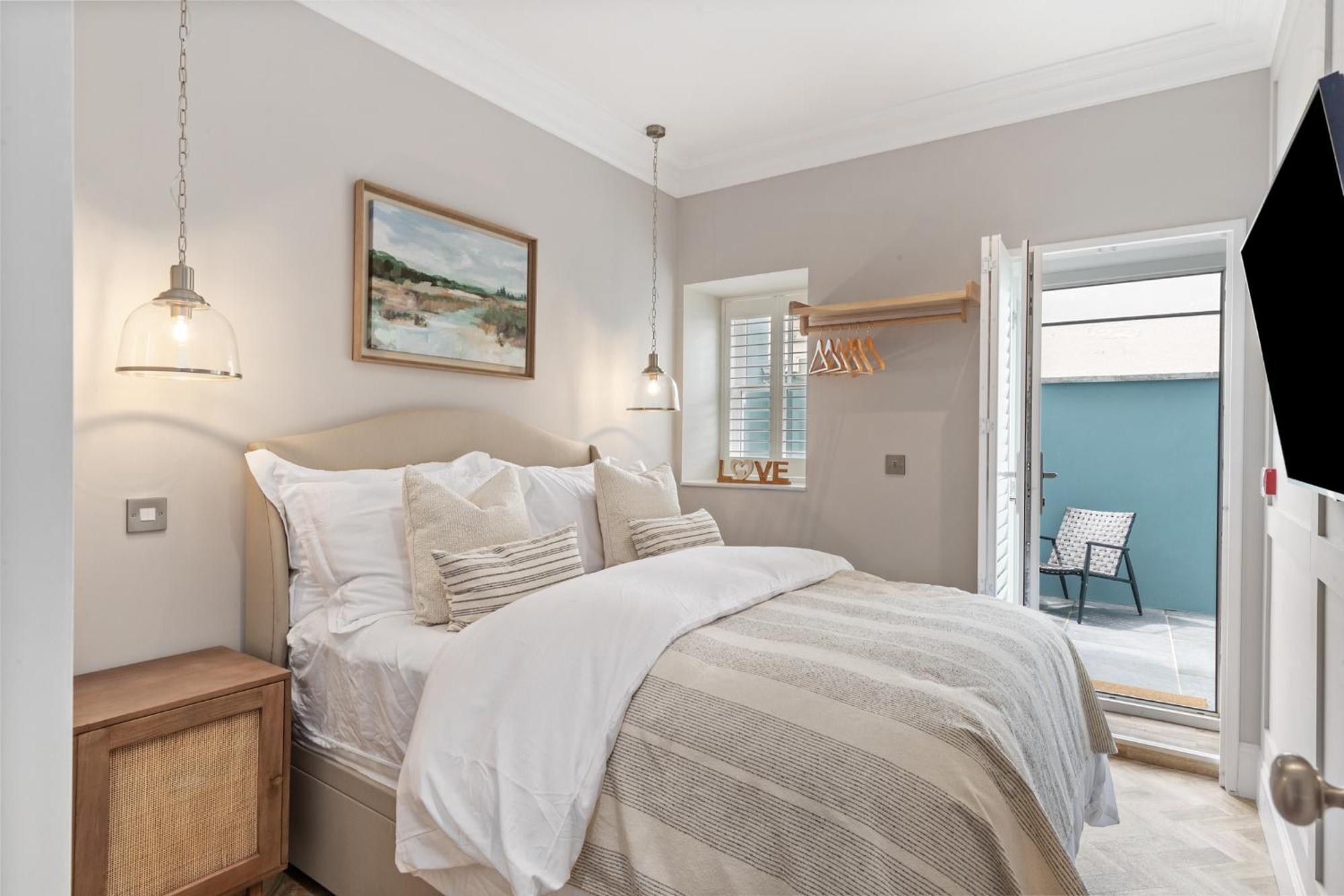 3 Croft House - Front Sea Views Parking * Tenby