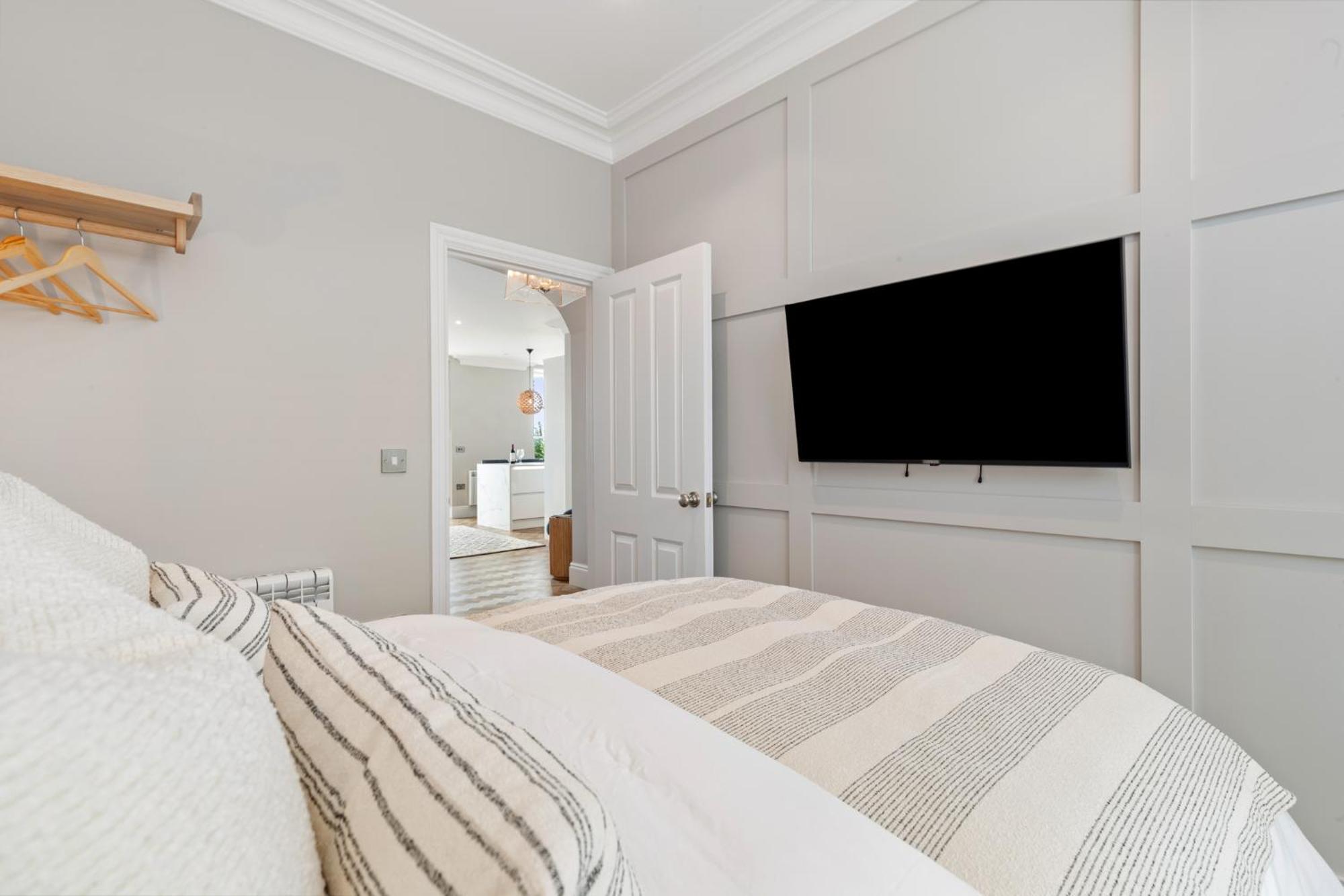 3 Croft House - Front Sea Views Parking Tenby