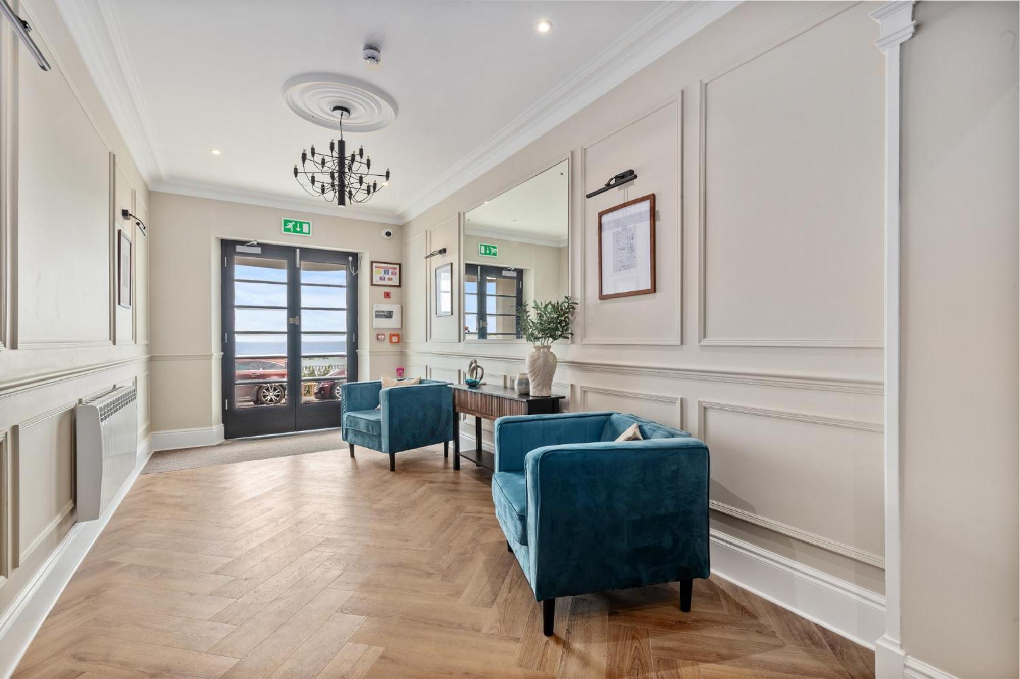 3 Croft House - Front Sea Views Parking Apartment Tenby