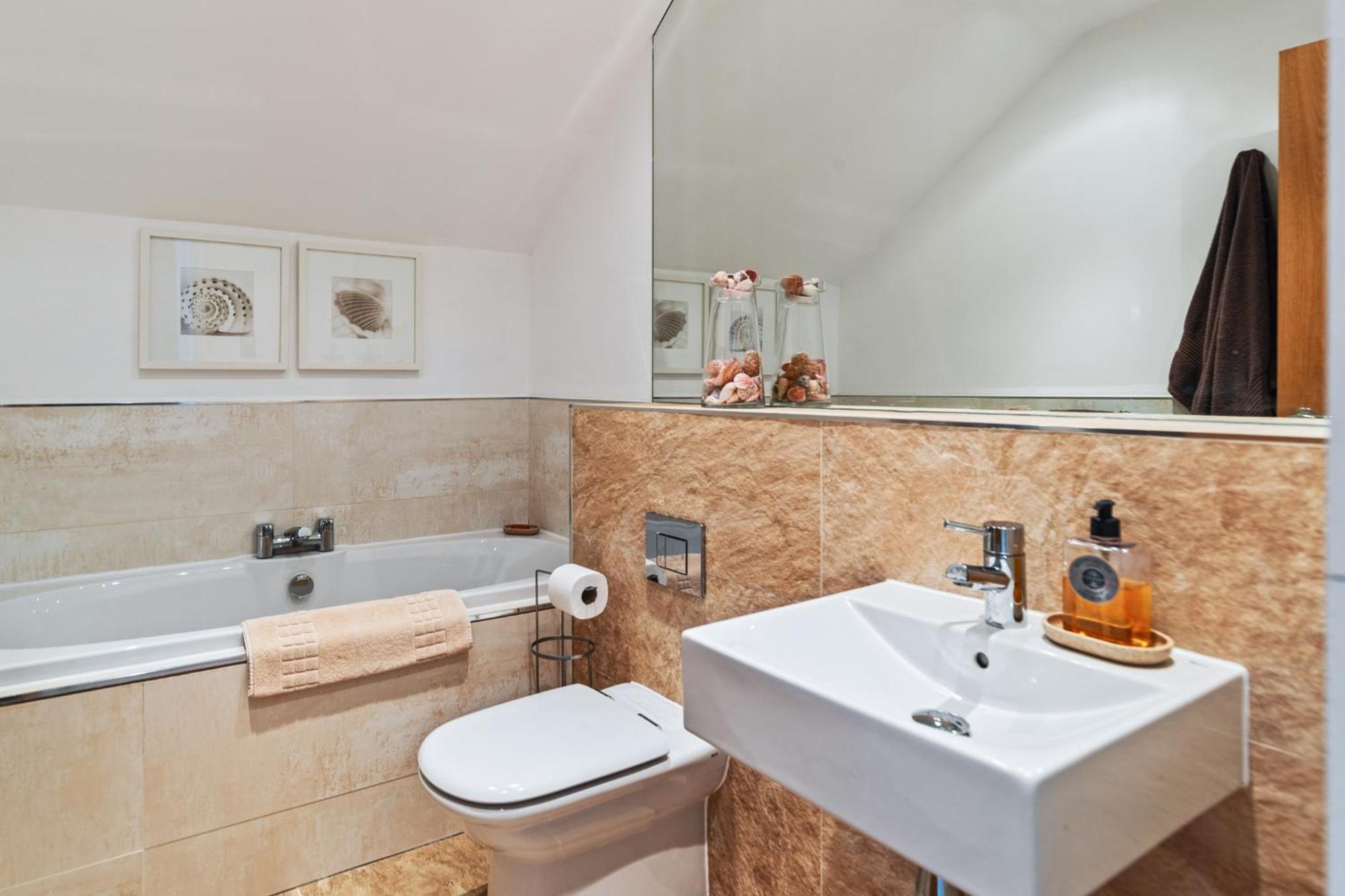 Holiday home Nash House - Seafront With Parking Close To Town