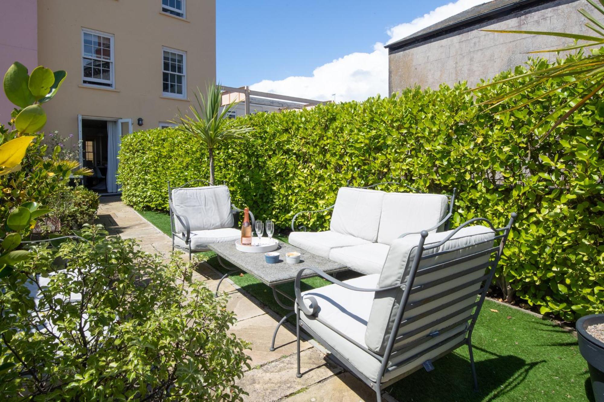 Nash House - Seafront With Parking Close To Town Holiday home